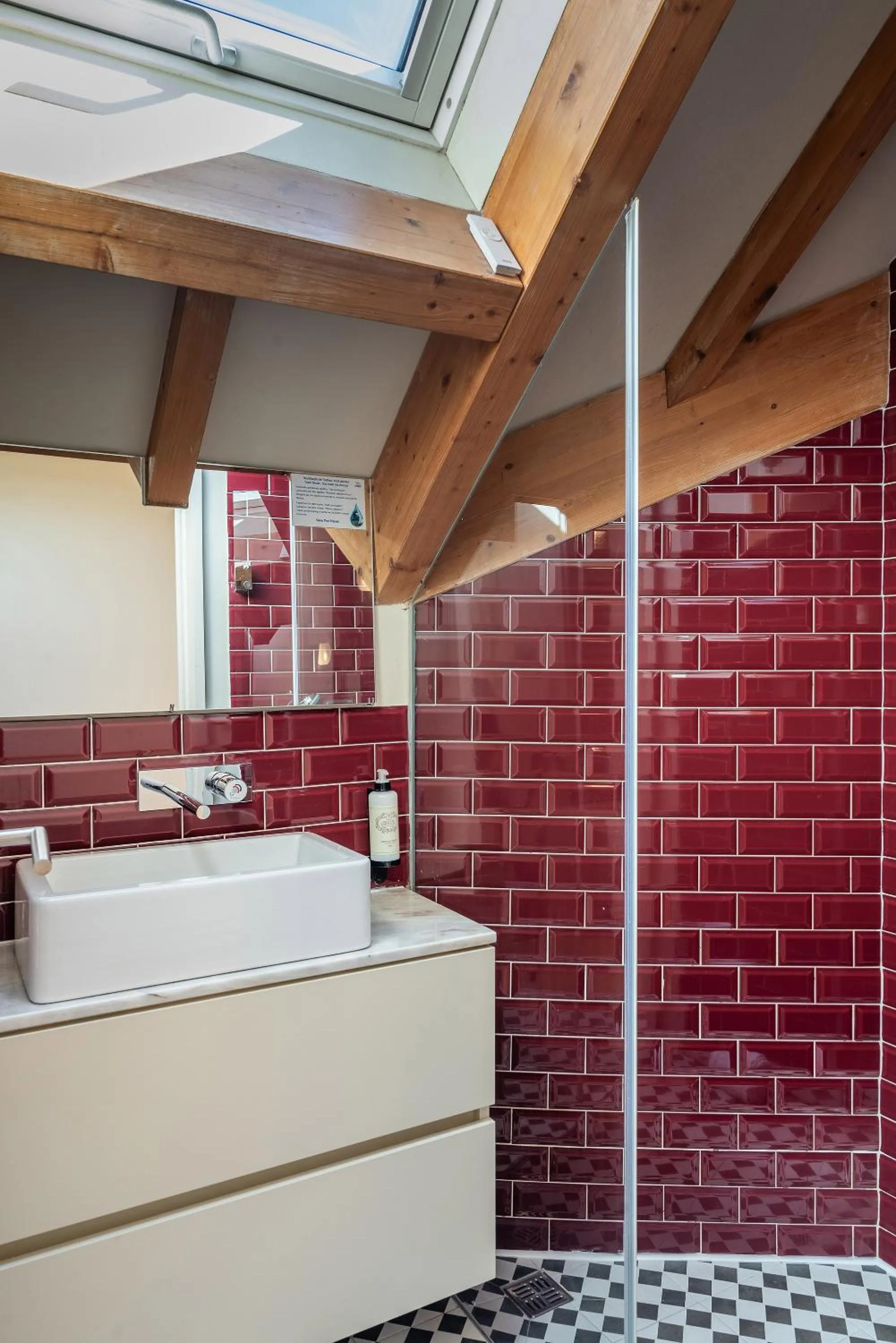 Toilet in Oporto Maison Alves da Veiga