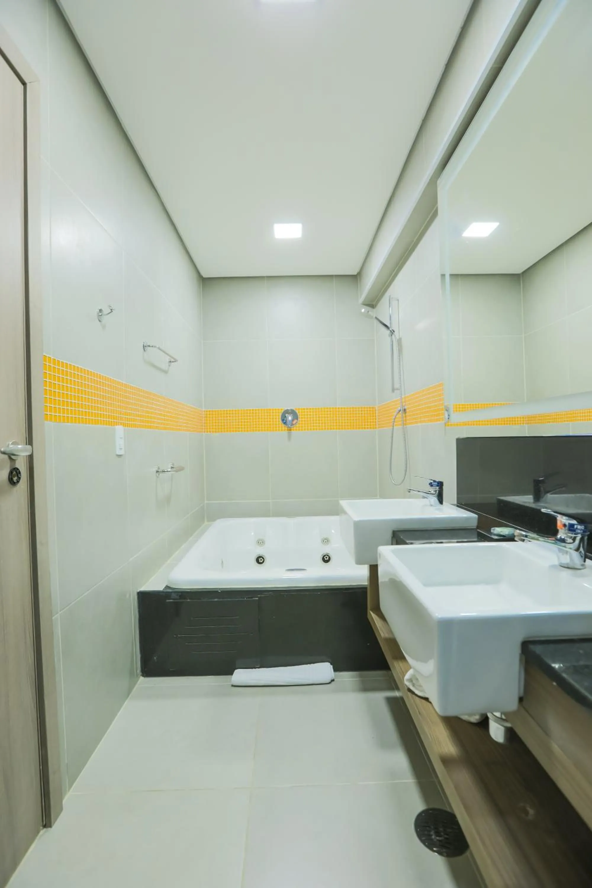 Shower in TRYP By Wyndham Ribeirão Preto