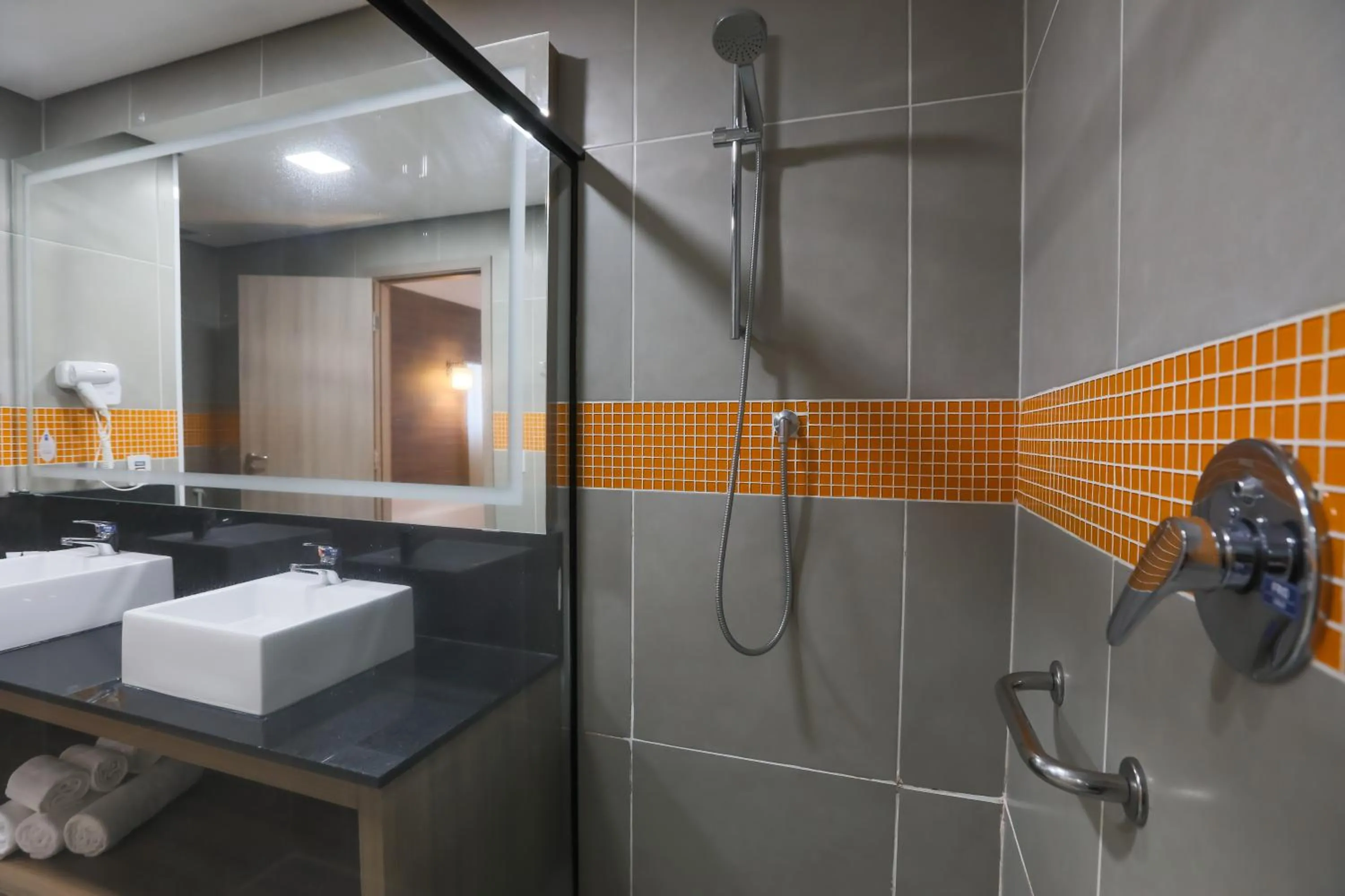 Bathroom in TRYP By Wyndham Ribeirão Preto