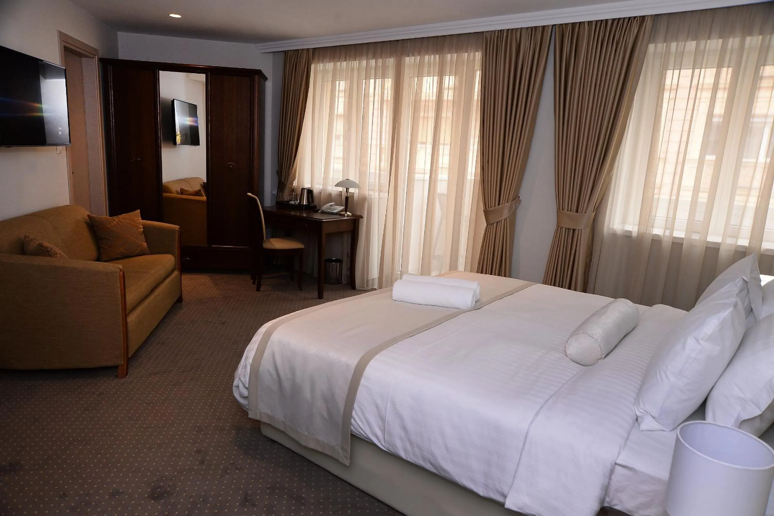 Photo of the whole room, Bed in Alexandar Square Boutique Hotel