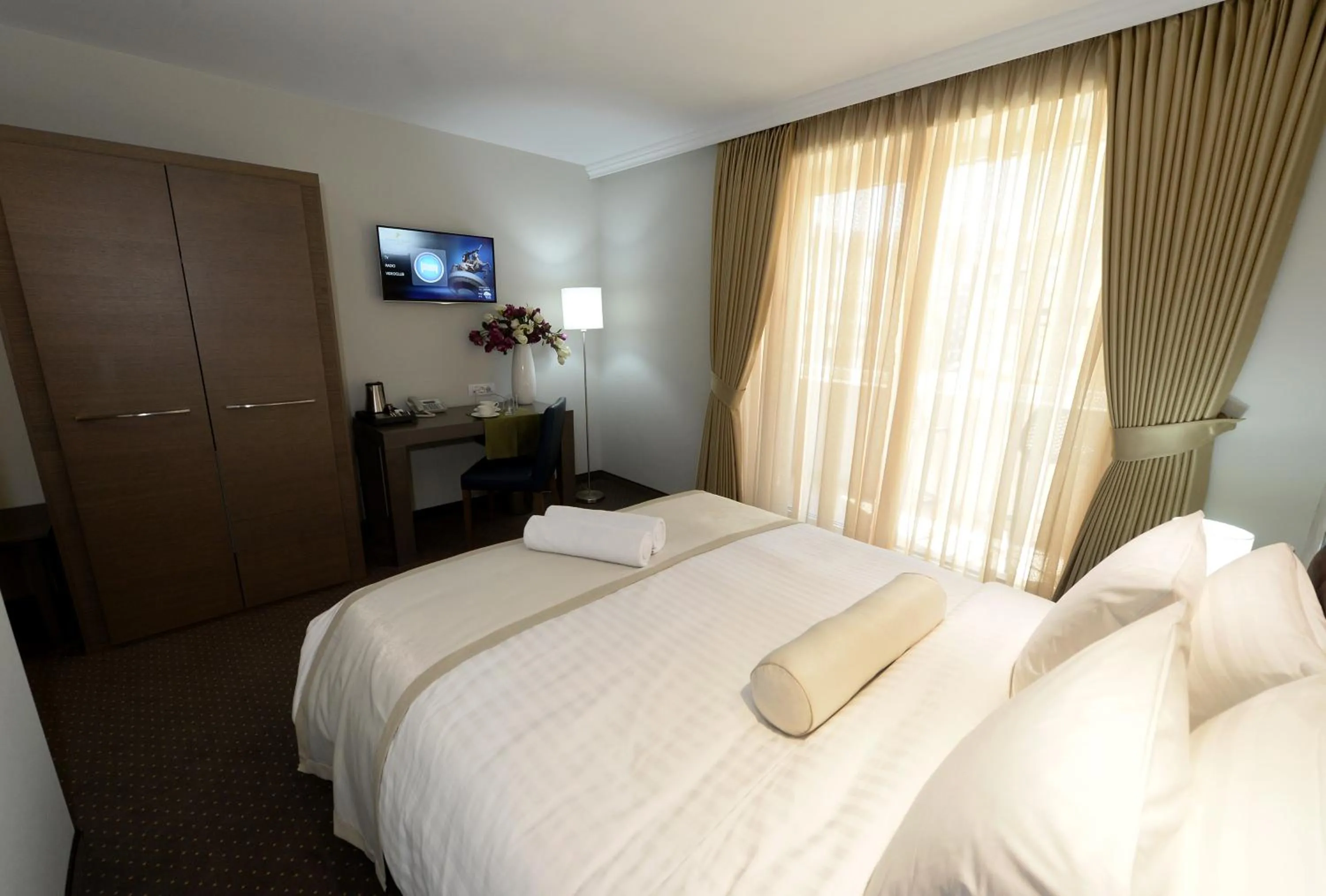 Photo of the whole room, Bed in Alexandar Square Boutique Hotel
