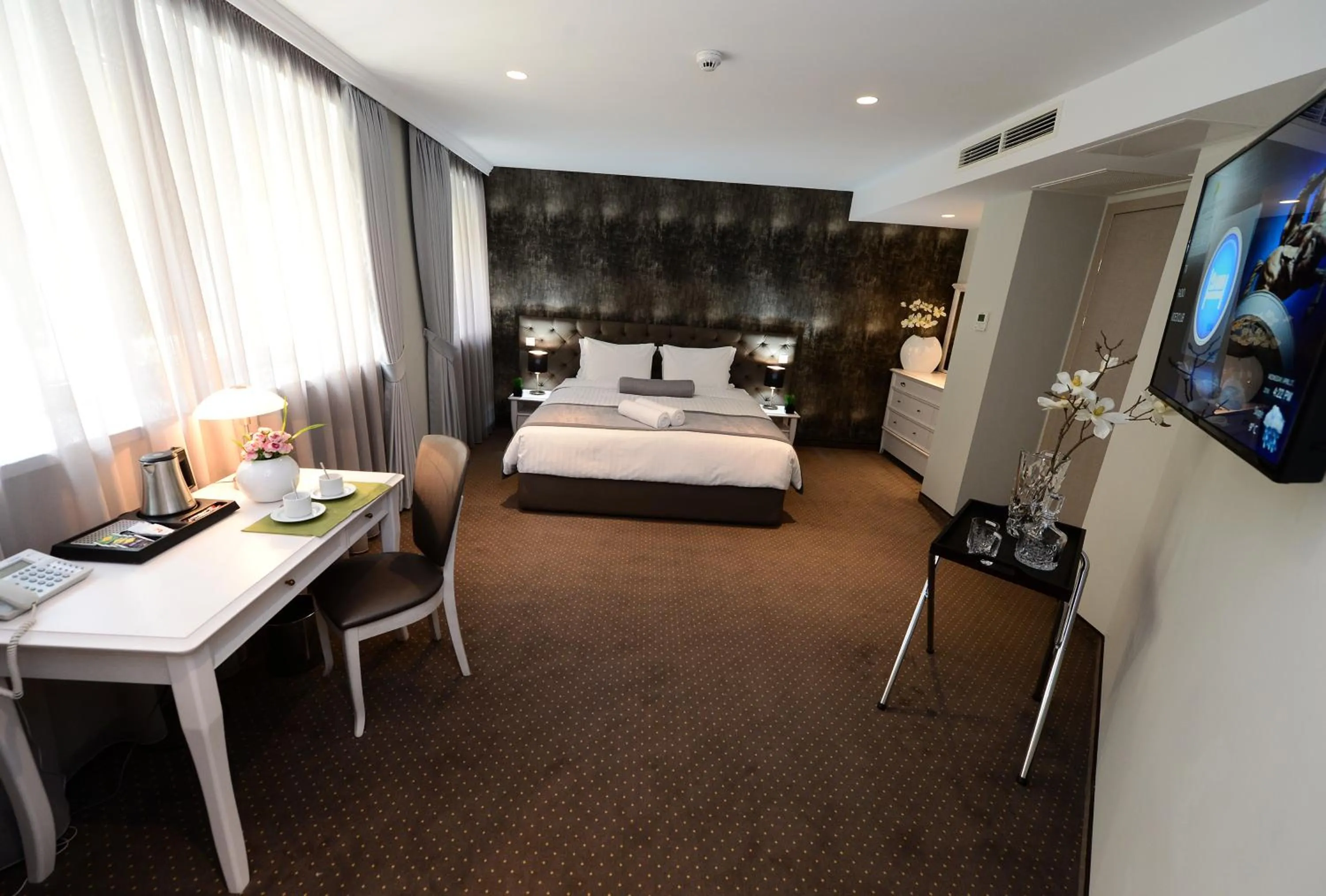 Photo of the whole room, Bed in Alexandar Square Boutique Hotel