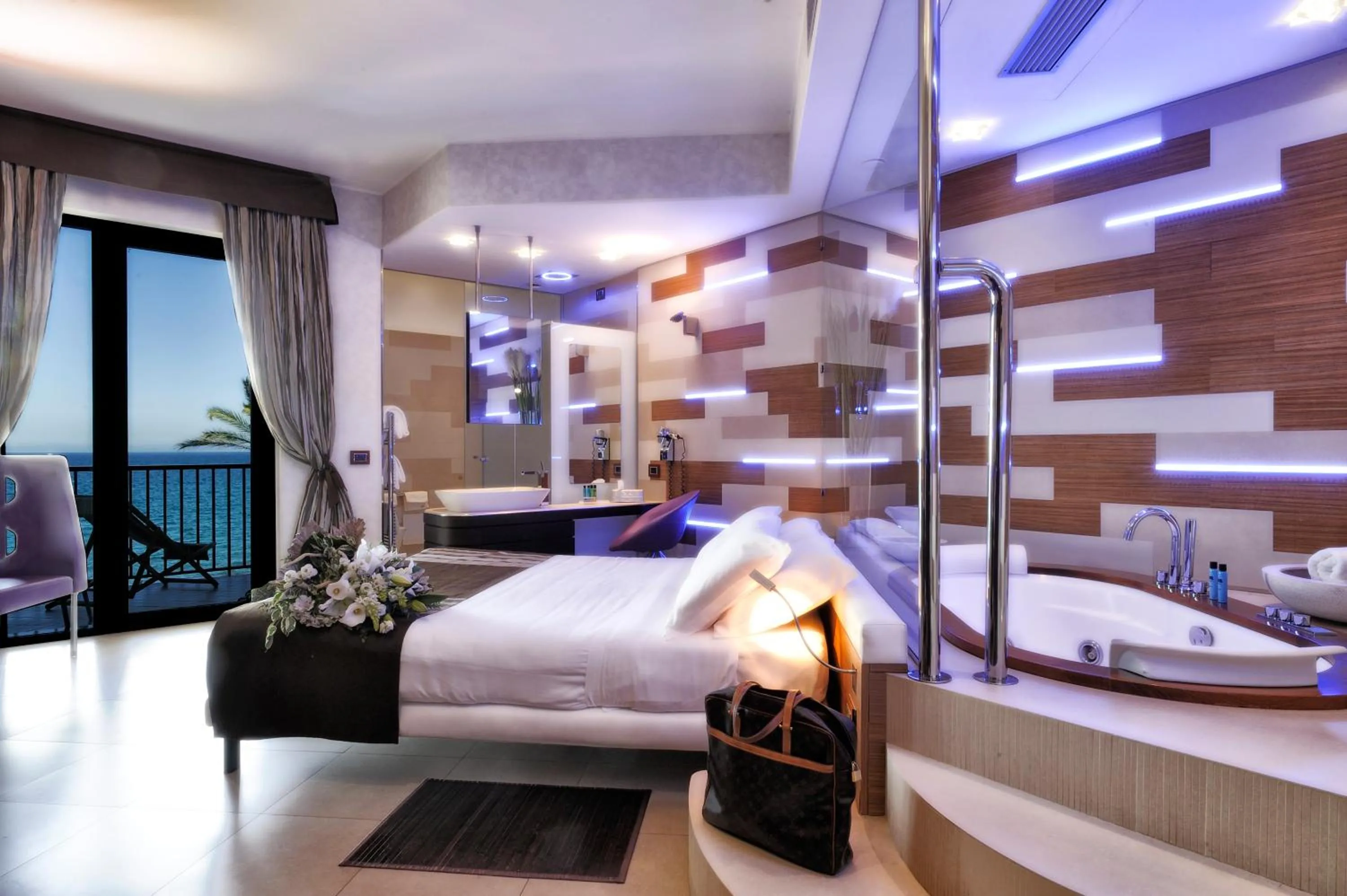 Shower, Bed in Mare Hotel