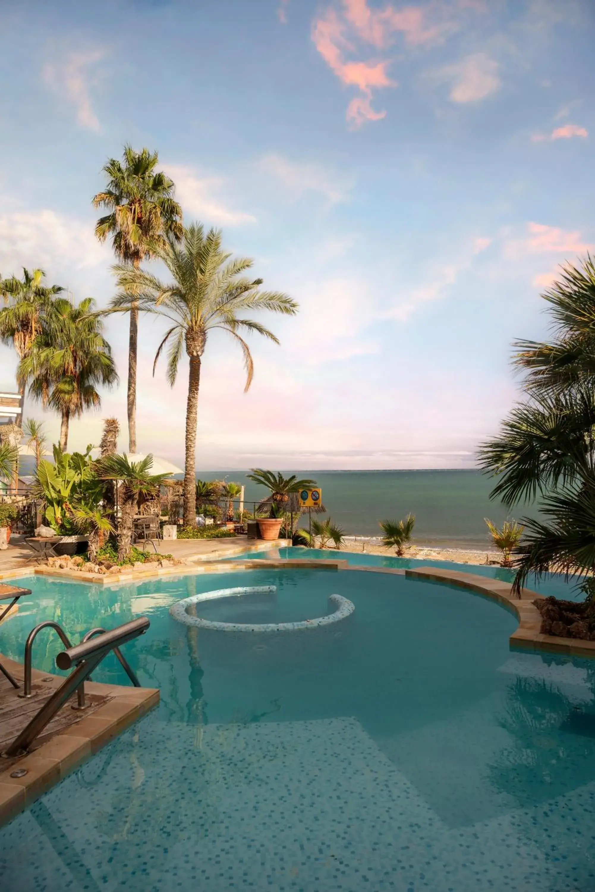 Swimming pool in Mare Hotel Swimming pool in Mare Hotel