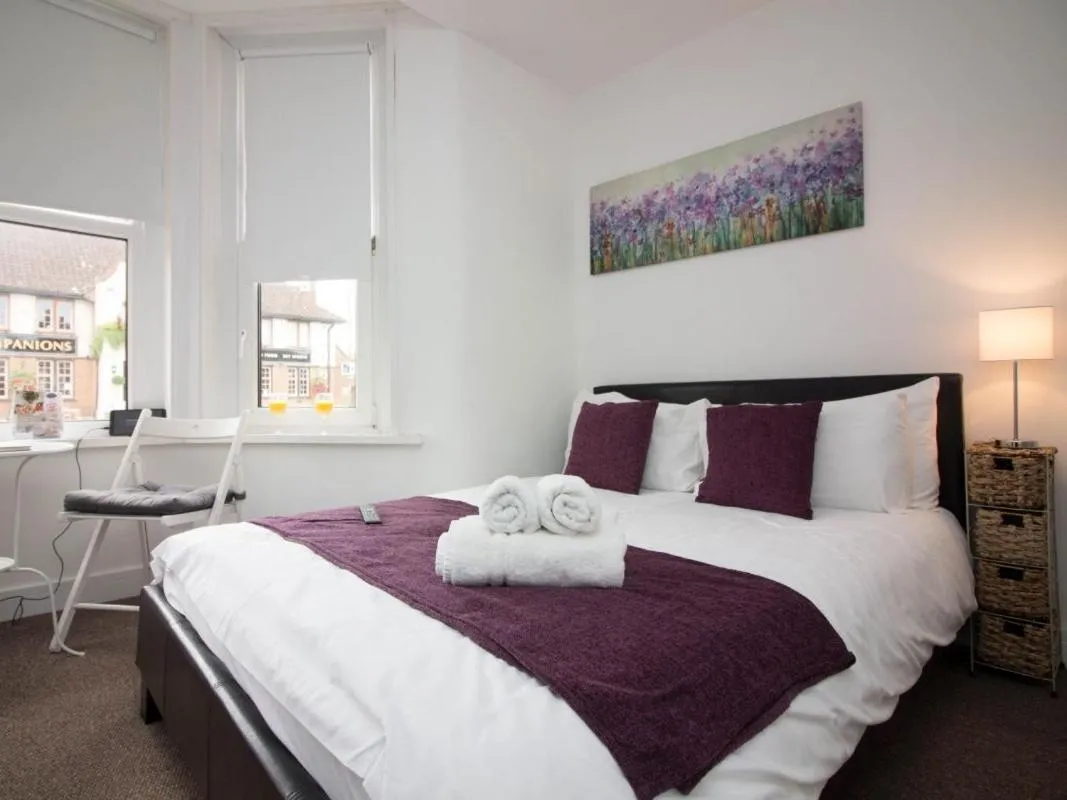 Bedroom, Bed in Beddoe Apartments