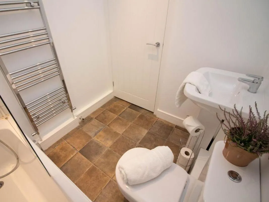 Bathroom in Beddoe Apartments