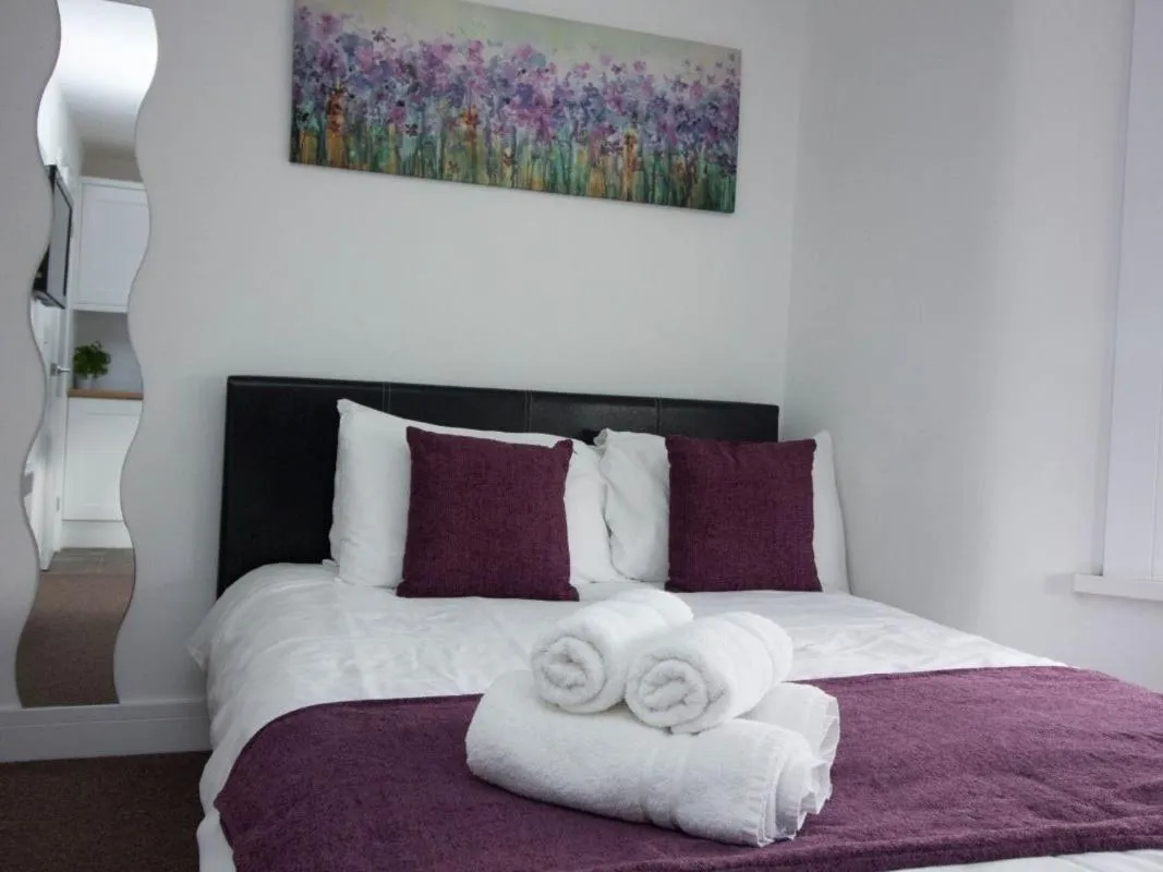 Bedroom, Bed in Beddoe Apartments