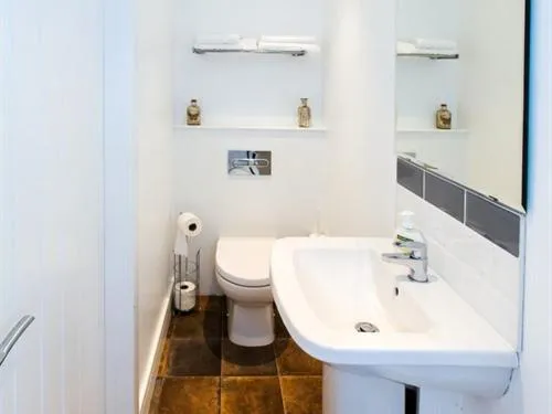 Bathroom in Beddoe Apartments