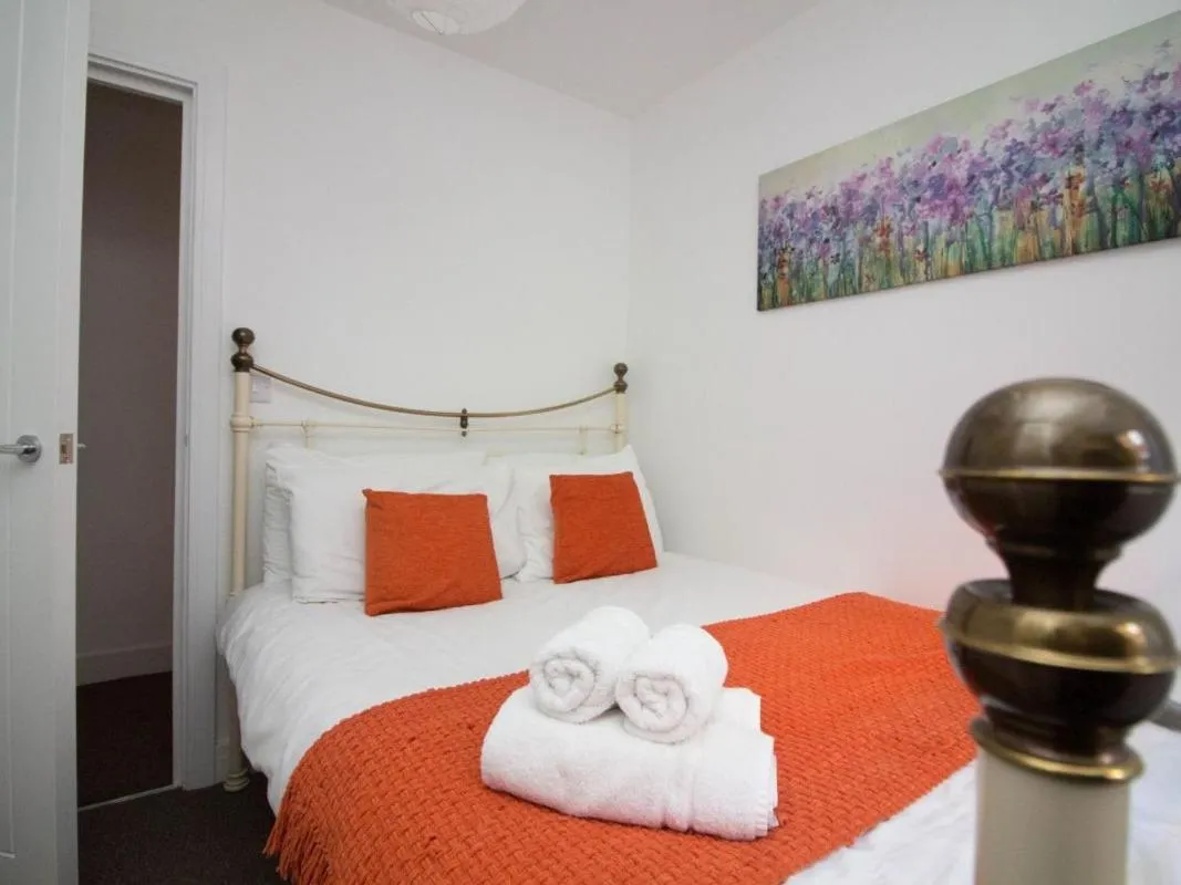 Bedroom, Bed in Beddoe Apartments