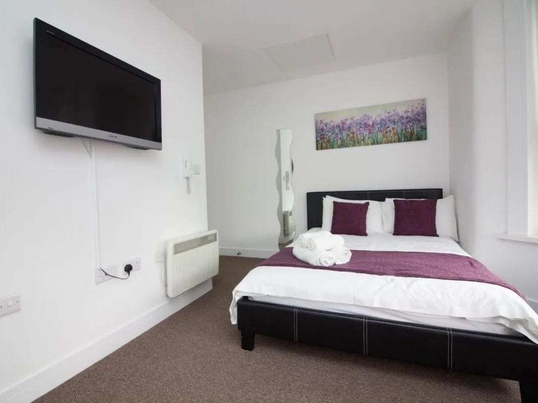 Bedroom, Bed in Beddoe Apartments