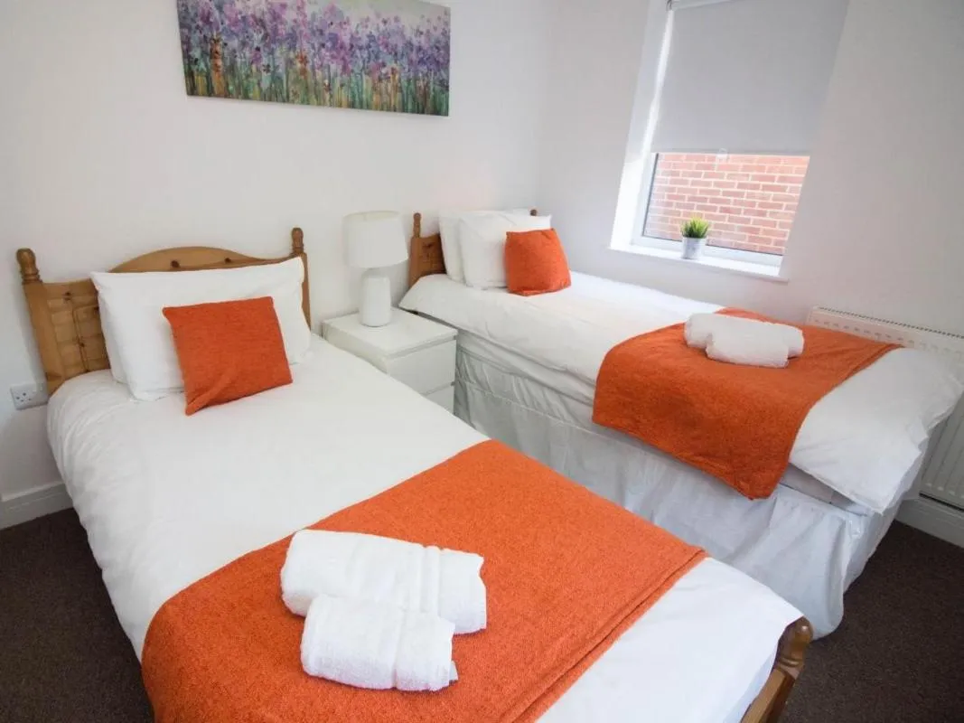 Bedroom, Bed in Beddoe Apartments