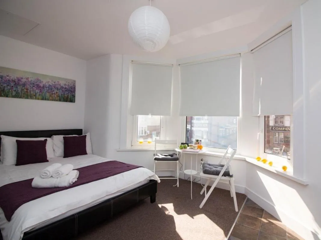 Bedroom, Bed in Beddoe Apartments