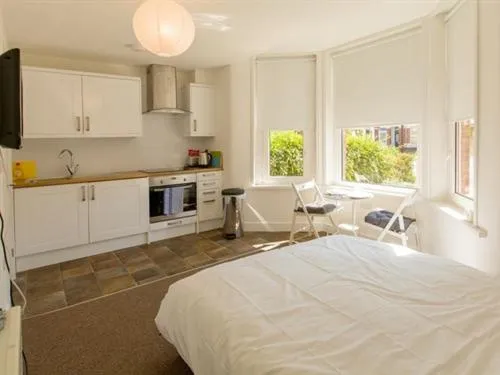 Bedroom, Bed in Beddoe Apartments