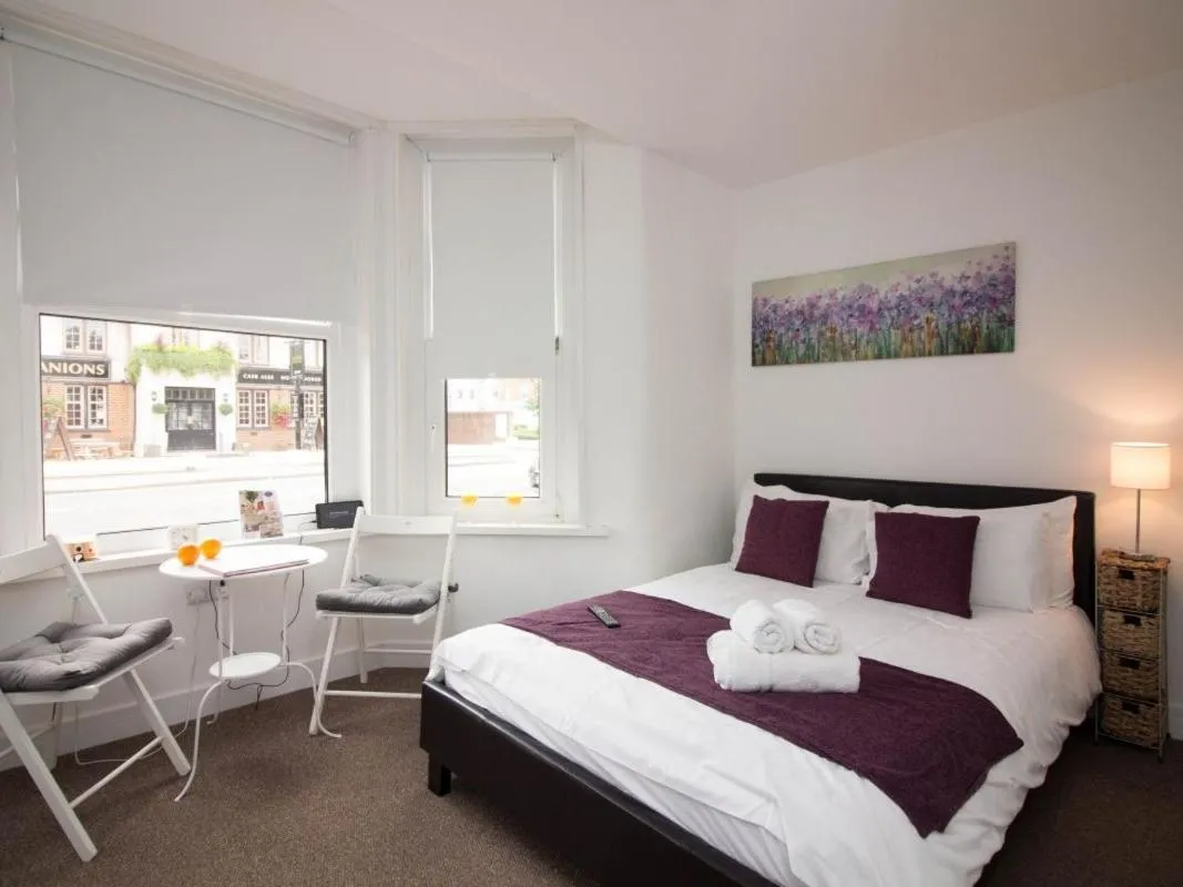 Bedroom, Bed in Beddoe Apartments