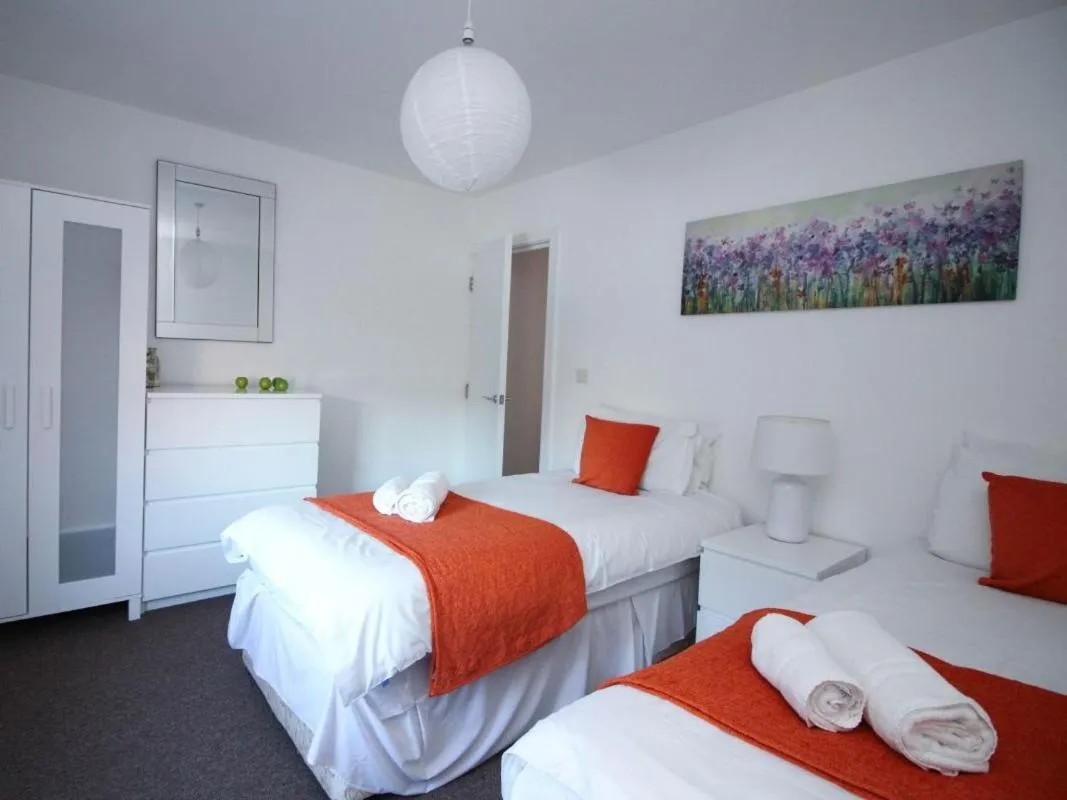 Bedroom, Bed in Beddoe Apartments