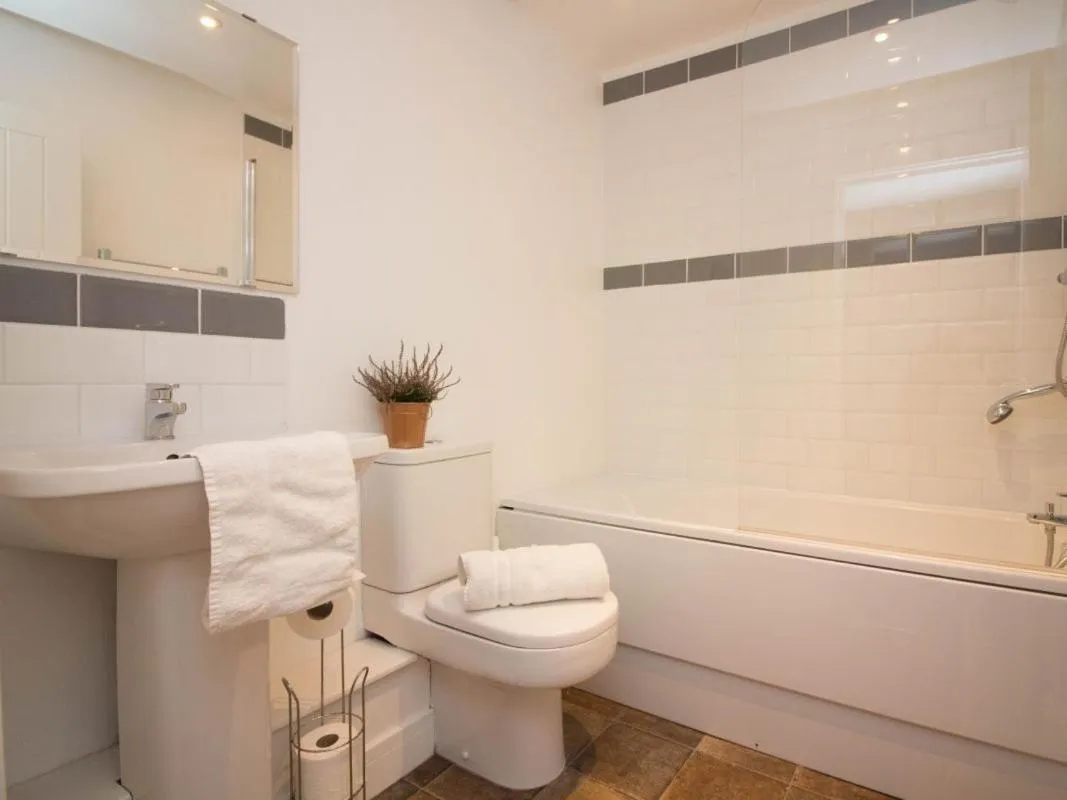 Bathroom in Beddoe Apartments