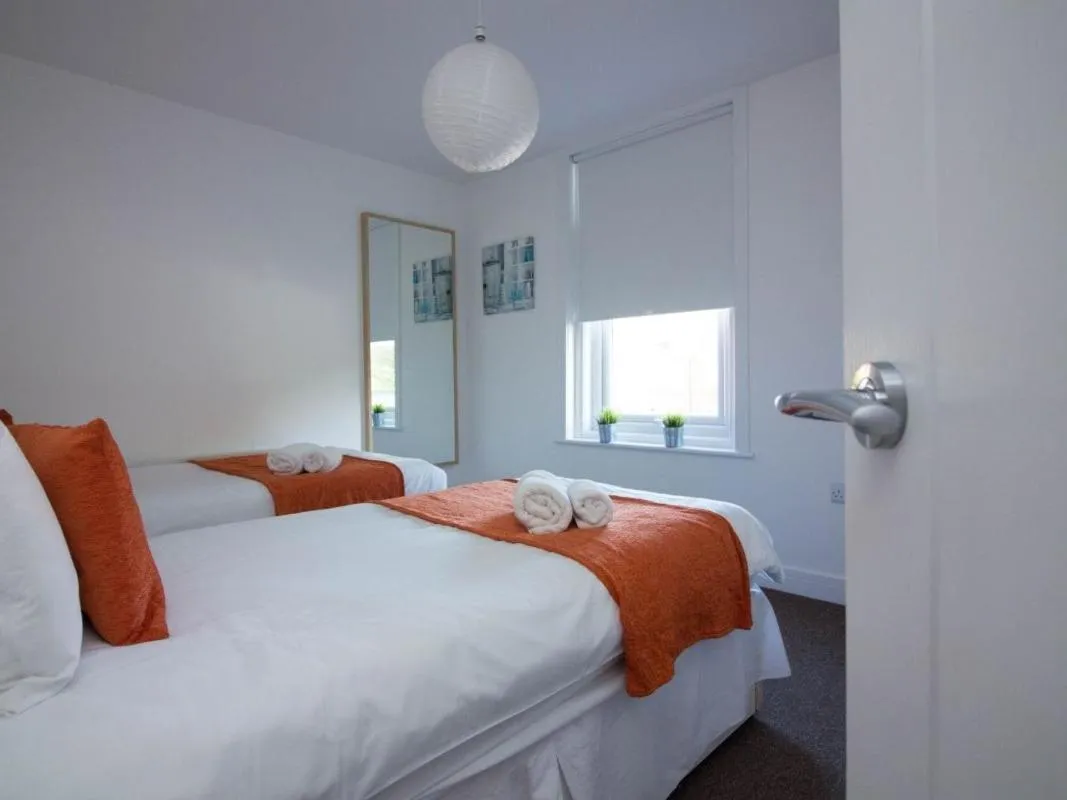 Bedroom, Bed in Beddoe Apartments