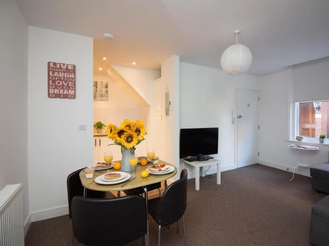 Dining area in Beddoe Apartments