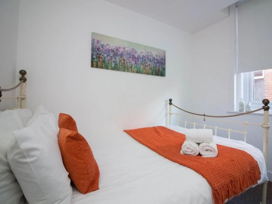 Bedroom, Bed in Beddoe Apartments