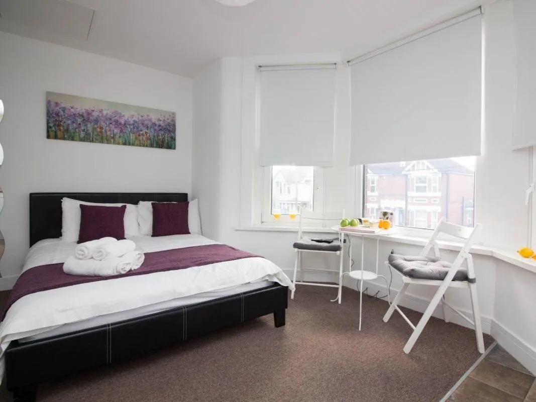 Bedroom, Bed in Beddoe Apartments