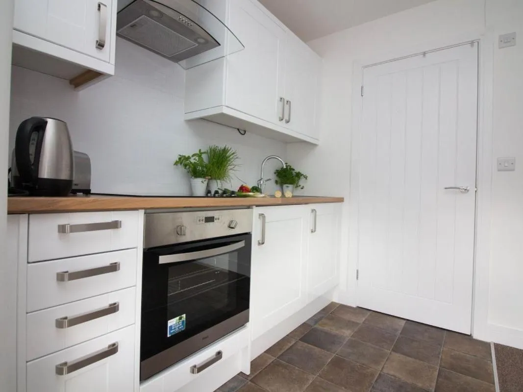 Kitchen or kitchenette in Beddoe Apartments