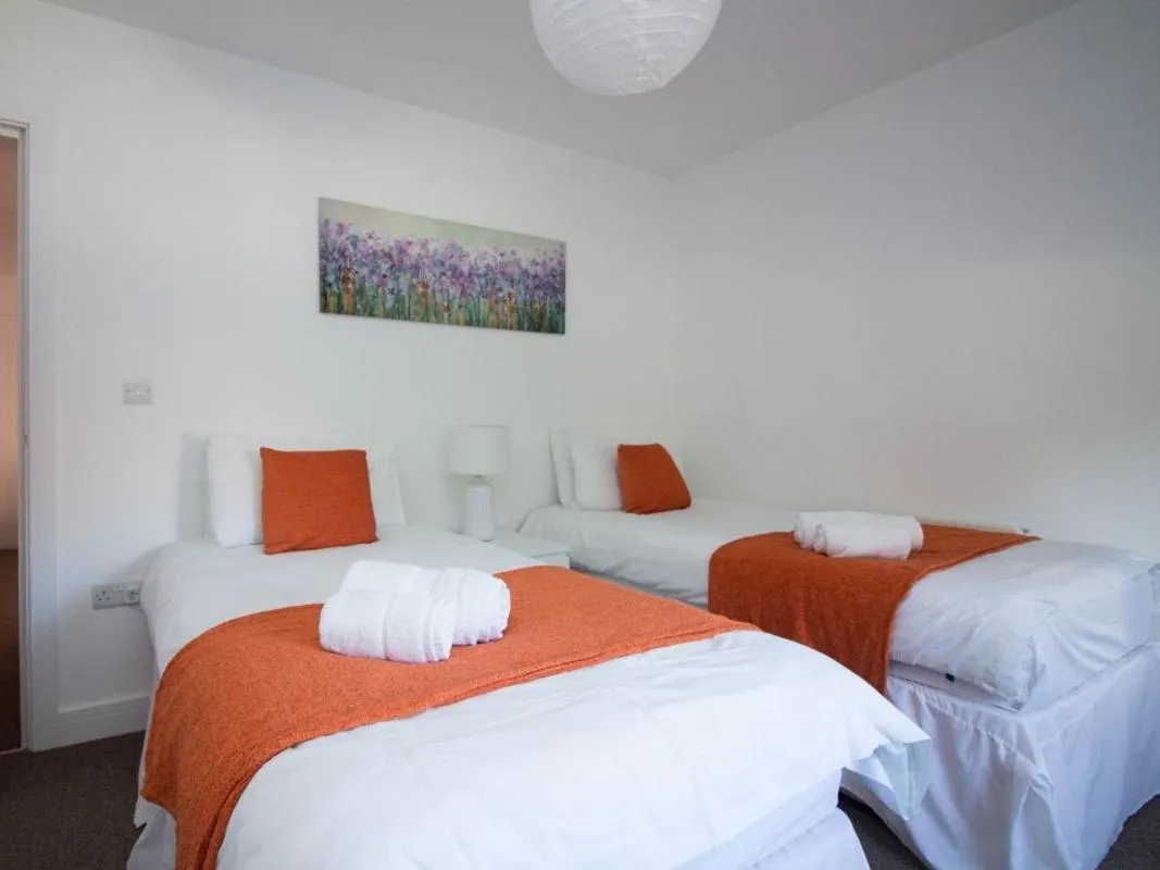 Bedroom, Bed in Beddoe Apartments