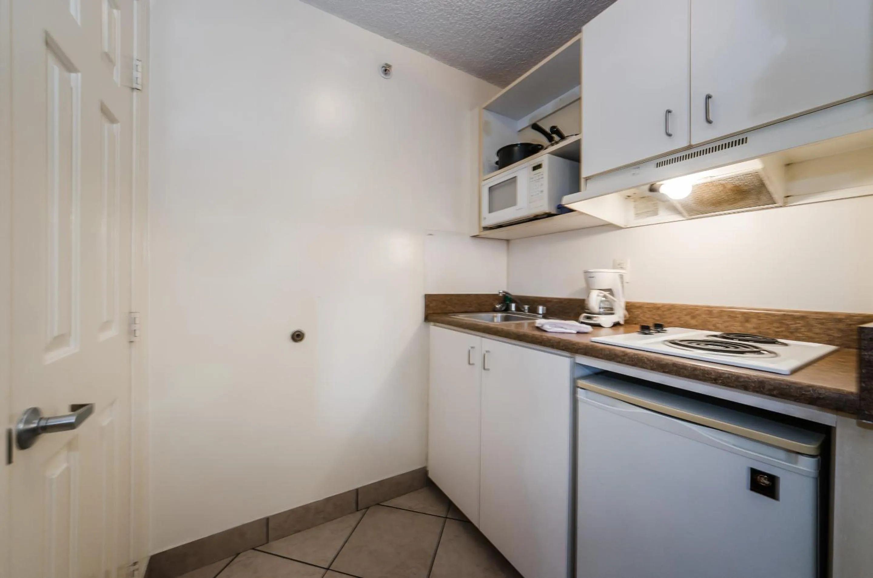 Kitchen or kitchenette in Tampa Bay Extended Stay Hotel