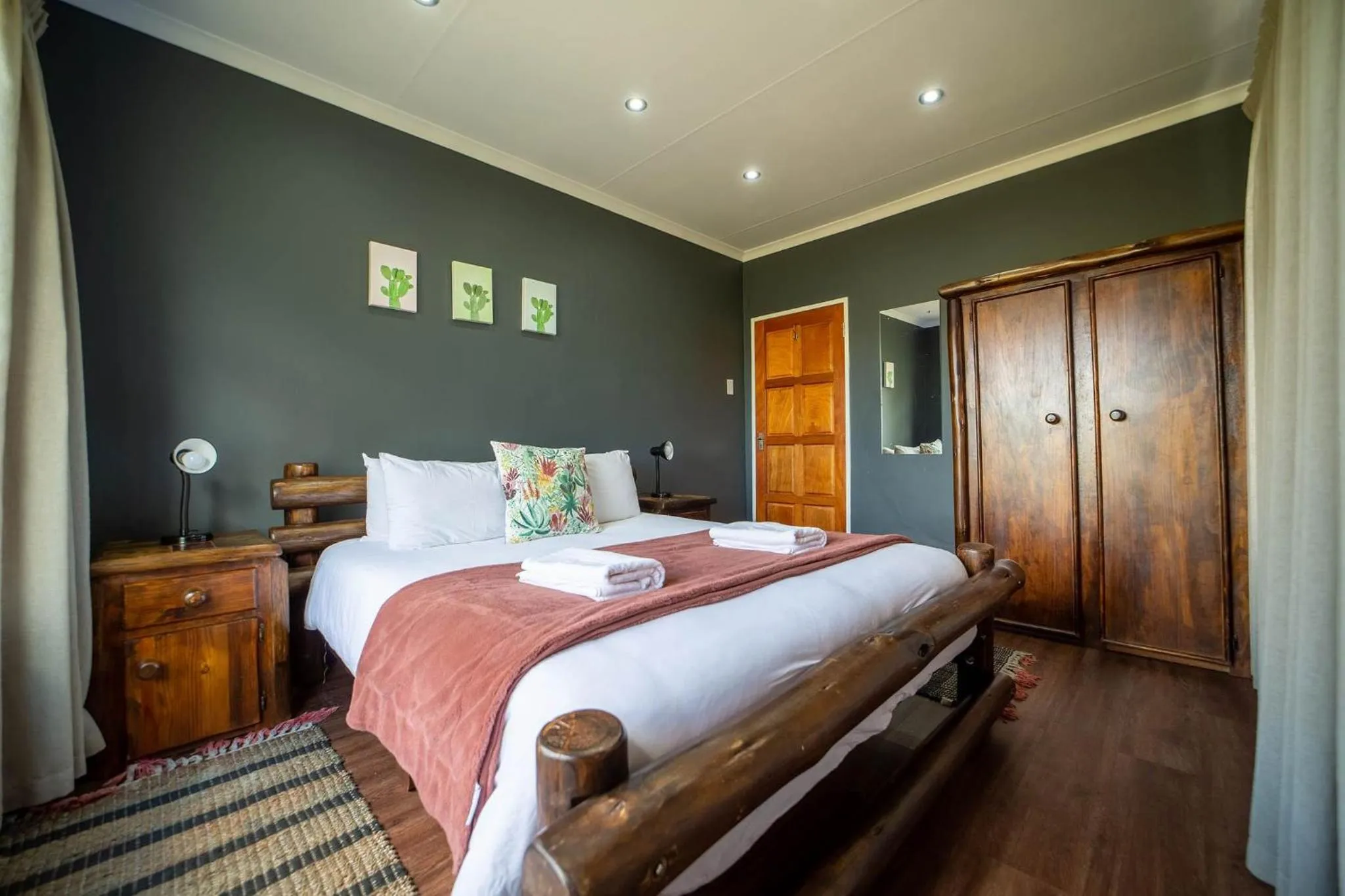 Bedroom, Bed in Red Sands Country Lodge