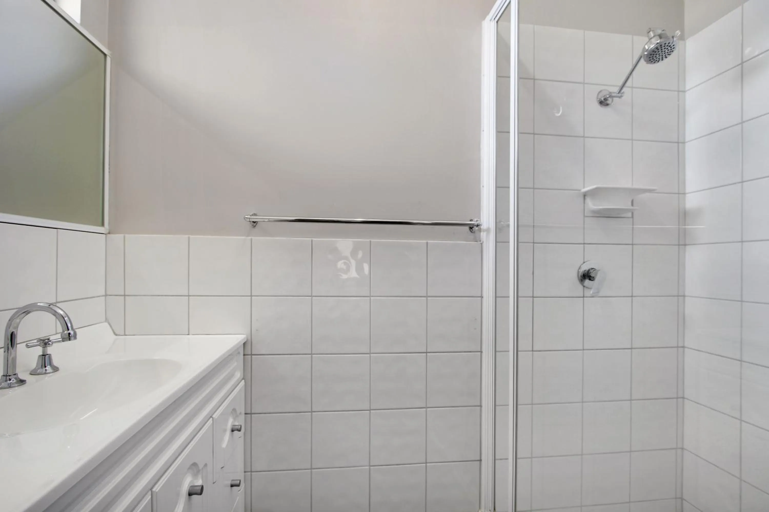 Bathroom in Hybiscus Waterfront Apartments