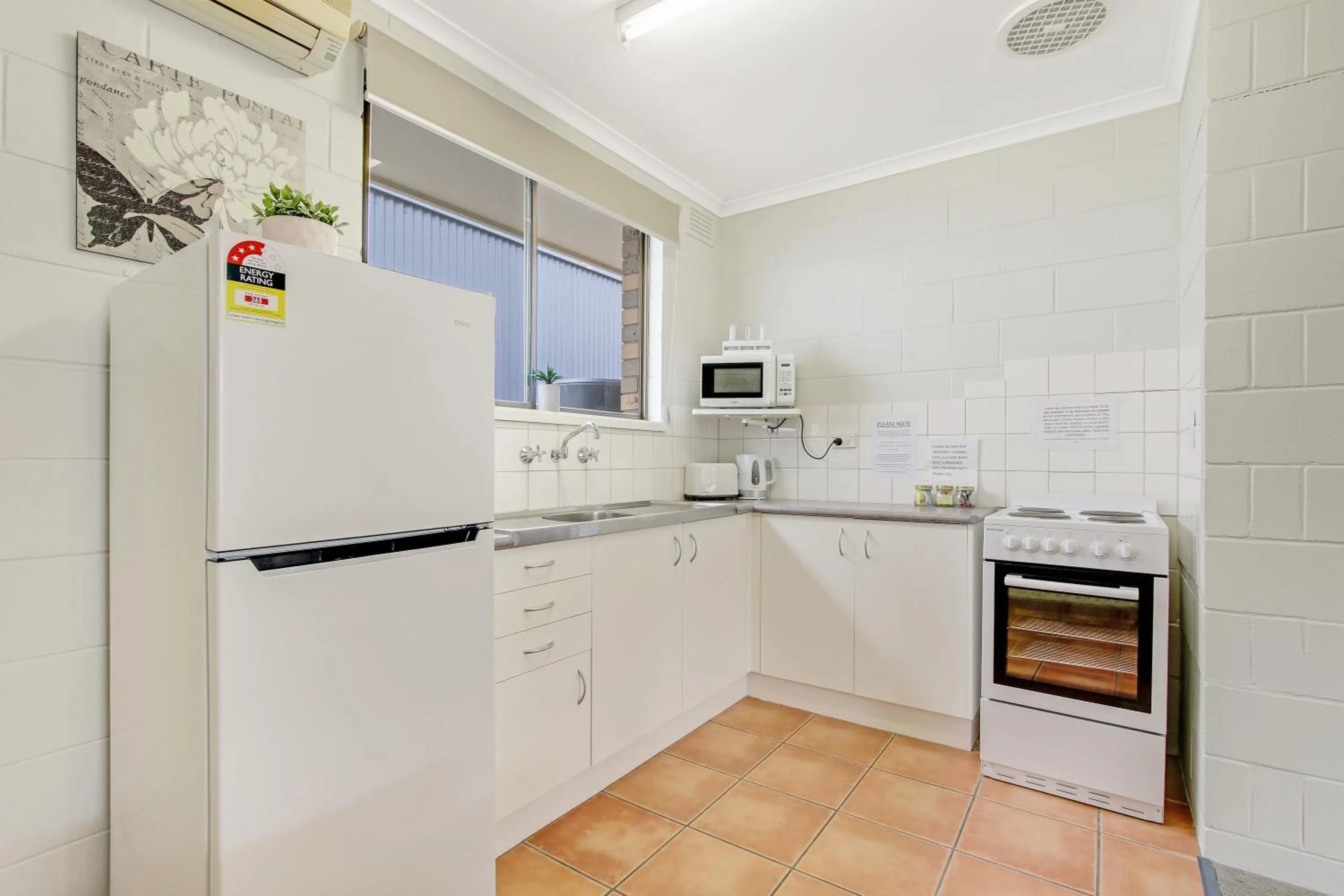Kitchen or kitchenette in Hybiscus Waterfront Apartments