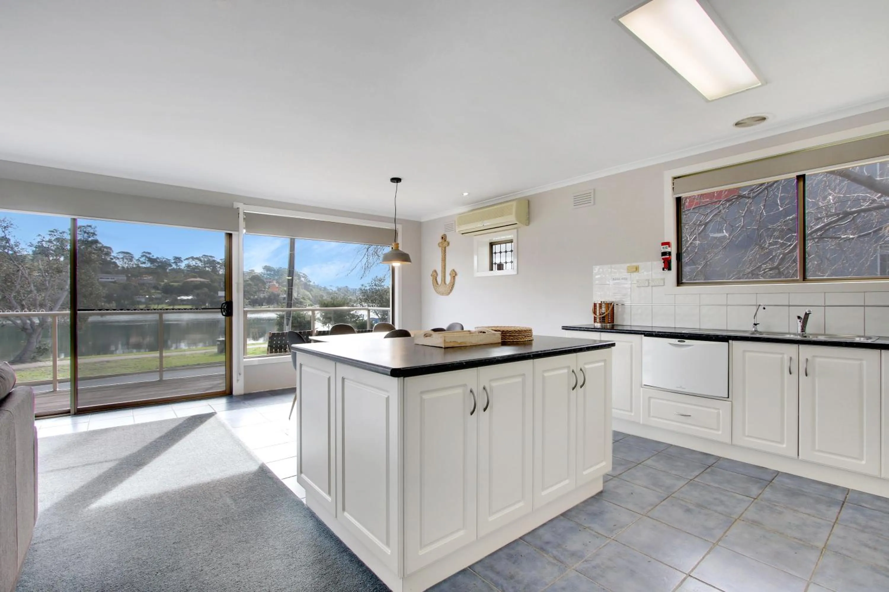 Kitchen or kitchenette in Hybiscus Waterfront Apartments