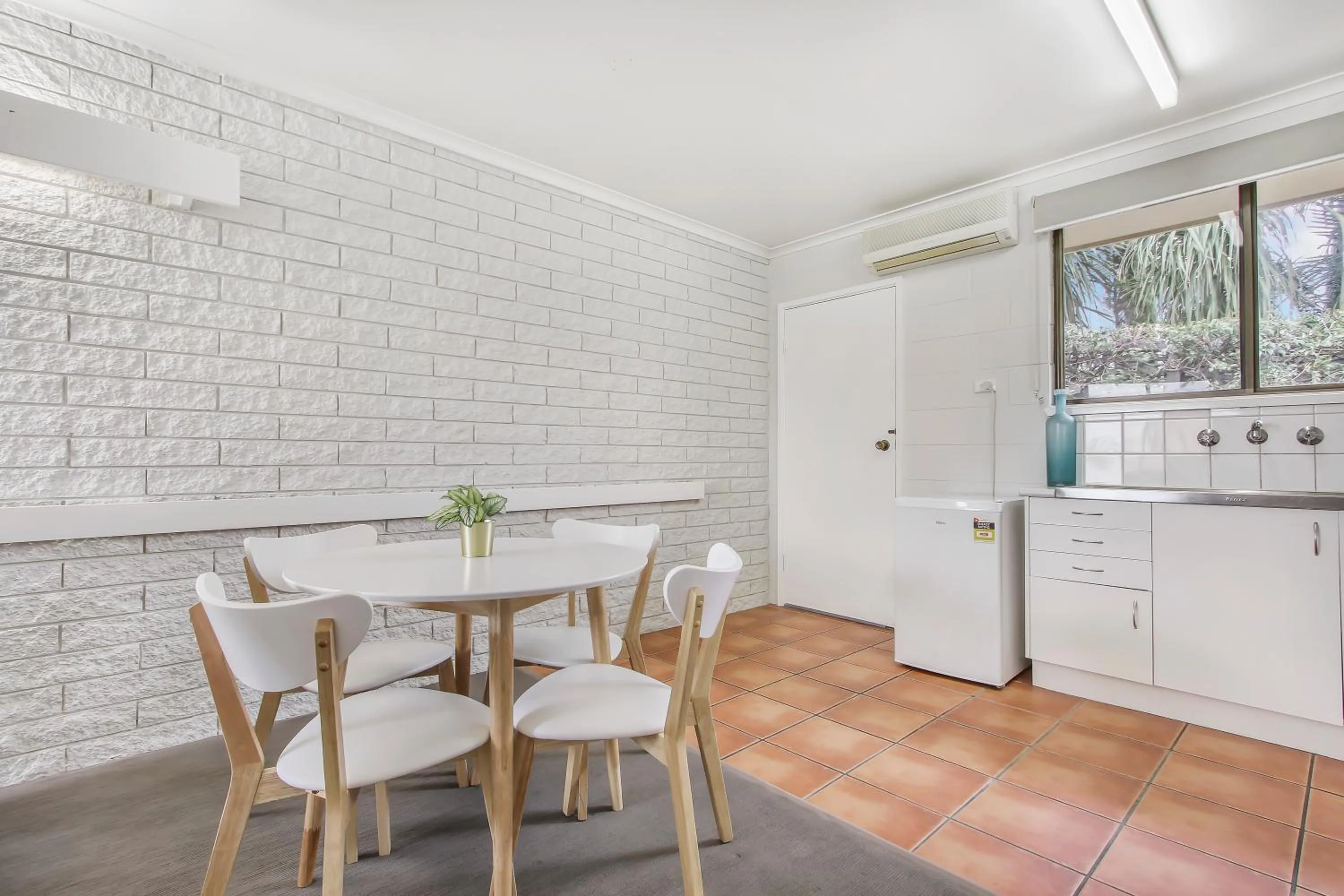 Kitchen or kitchenette in Hybiscus Waterfront Apartments