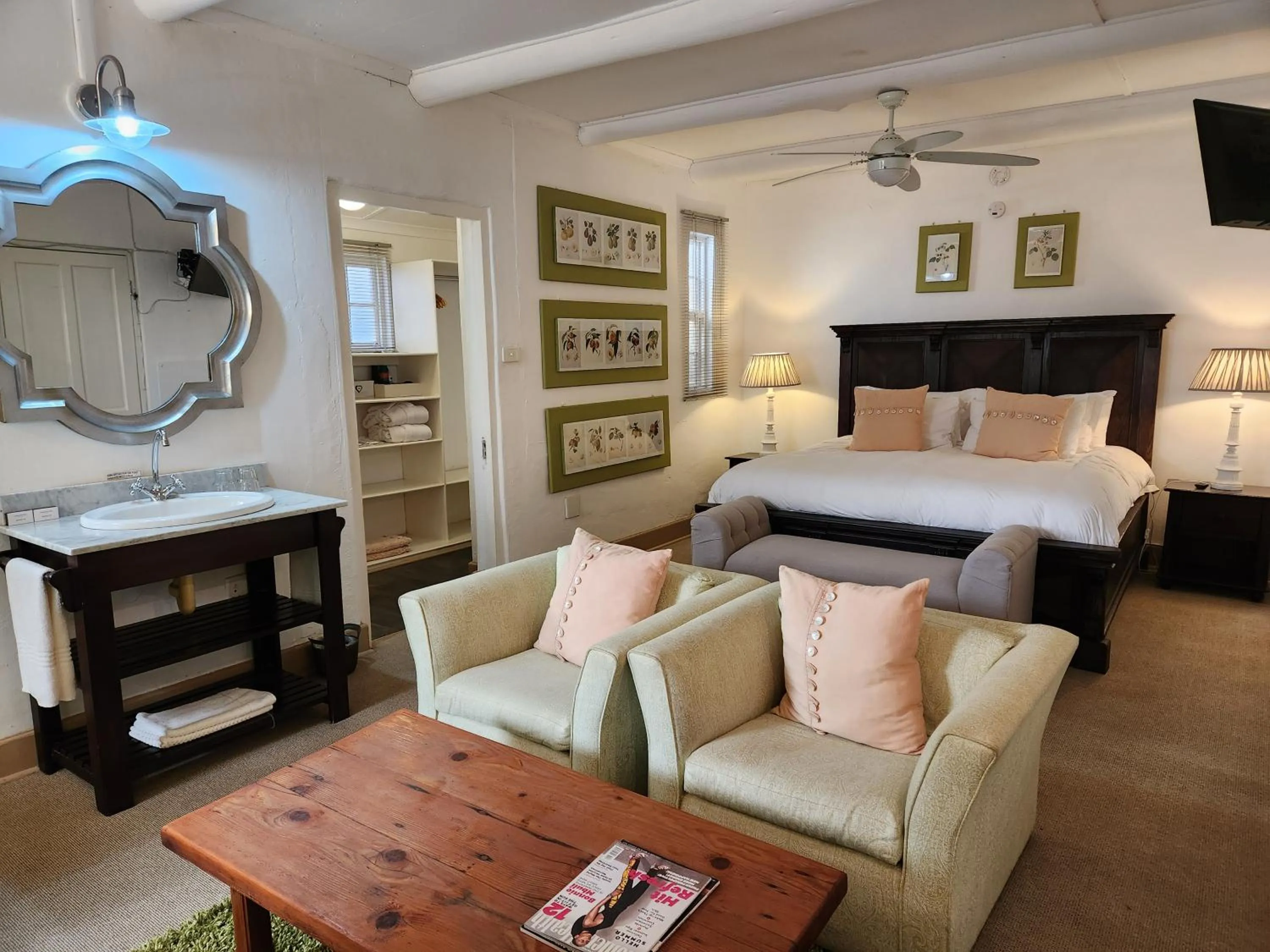 Photo of the whole room, Bed in Cleopatra Mountain Farmhouse