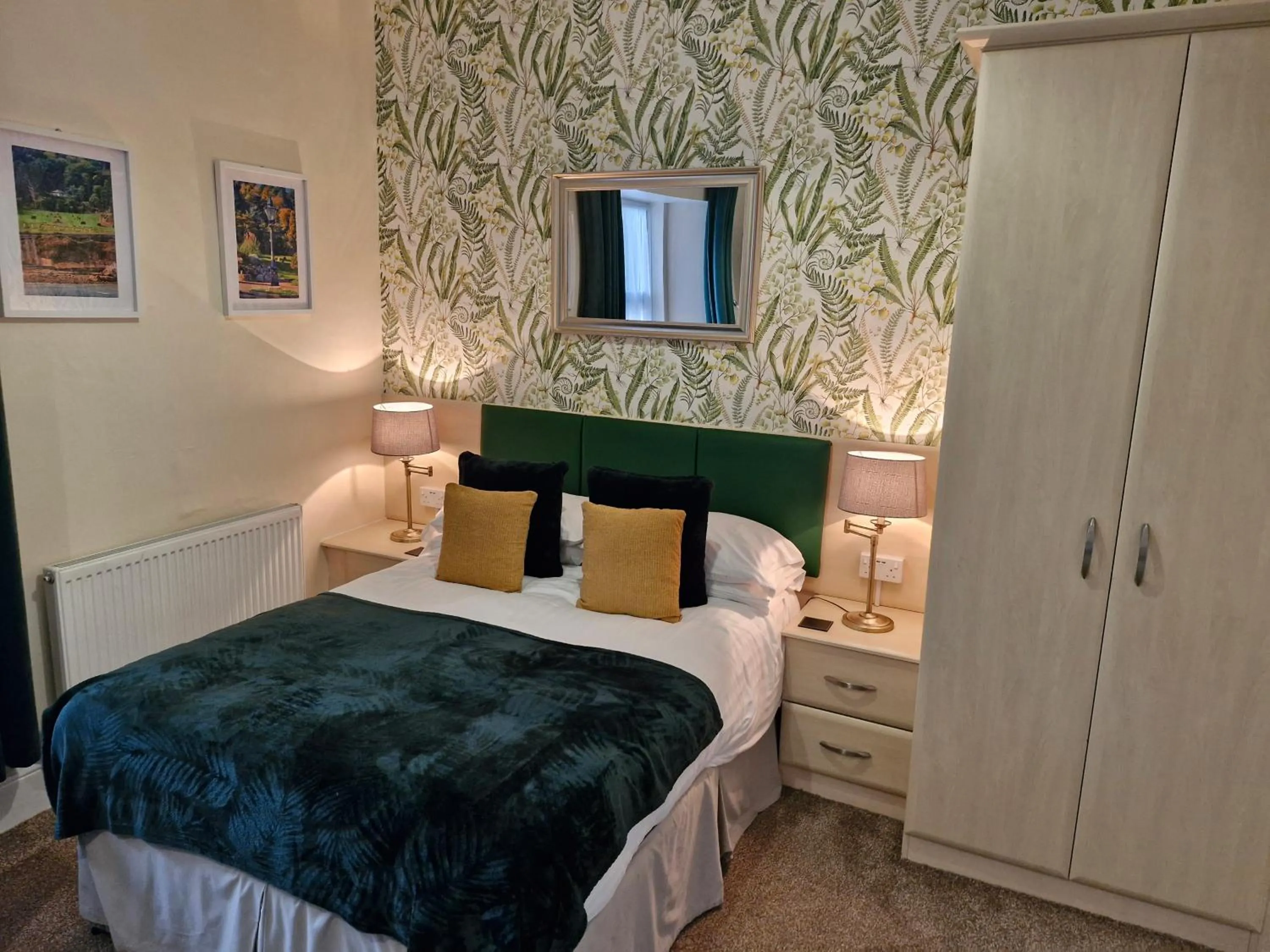 Bedroom, Bed in Hen Dy