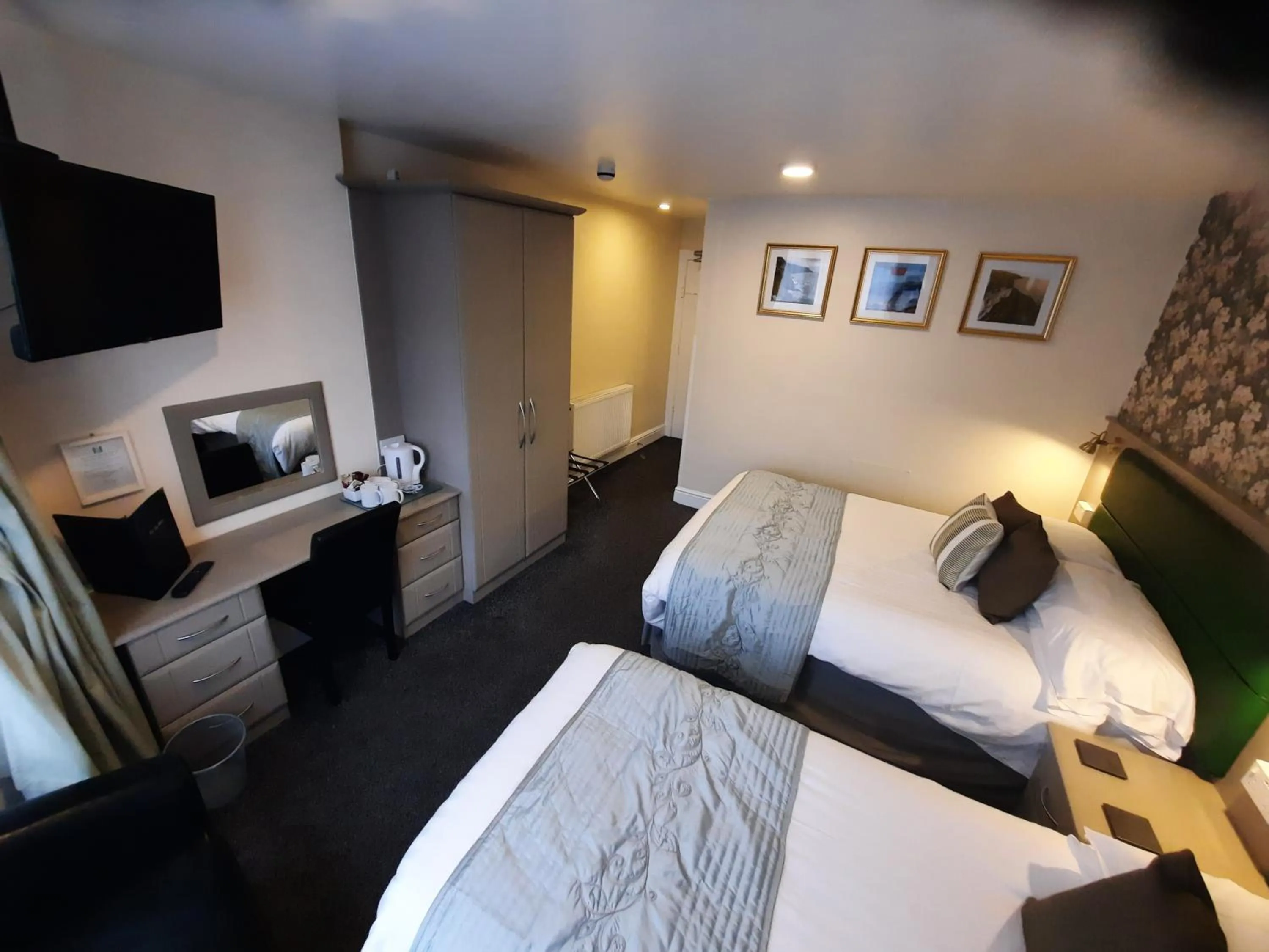 Bedroom, Bed in Hen Dy