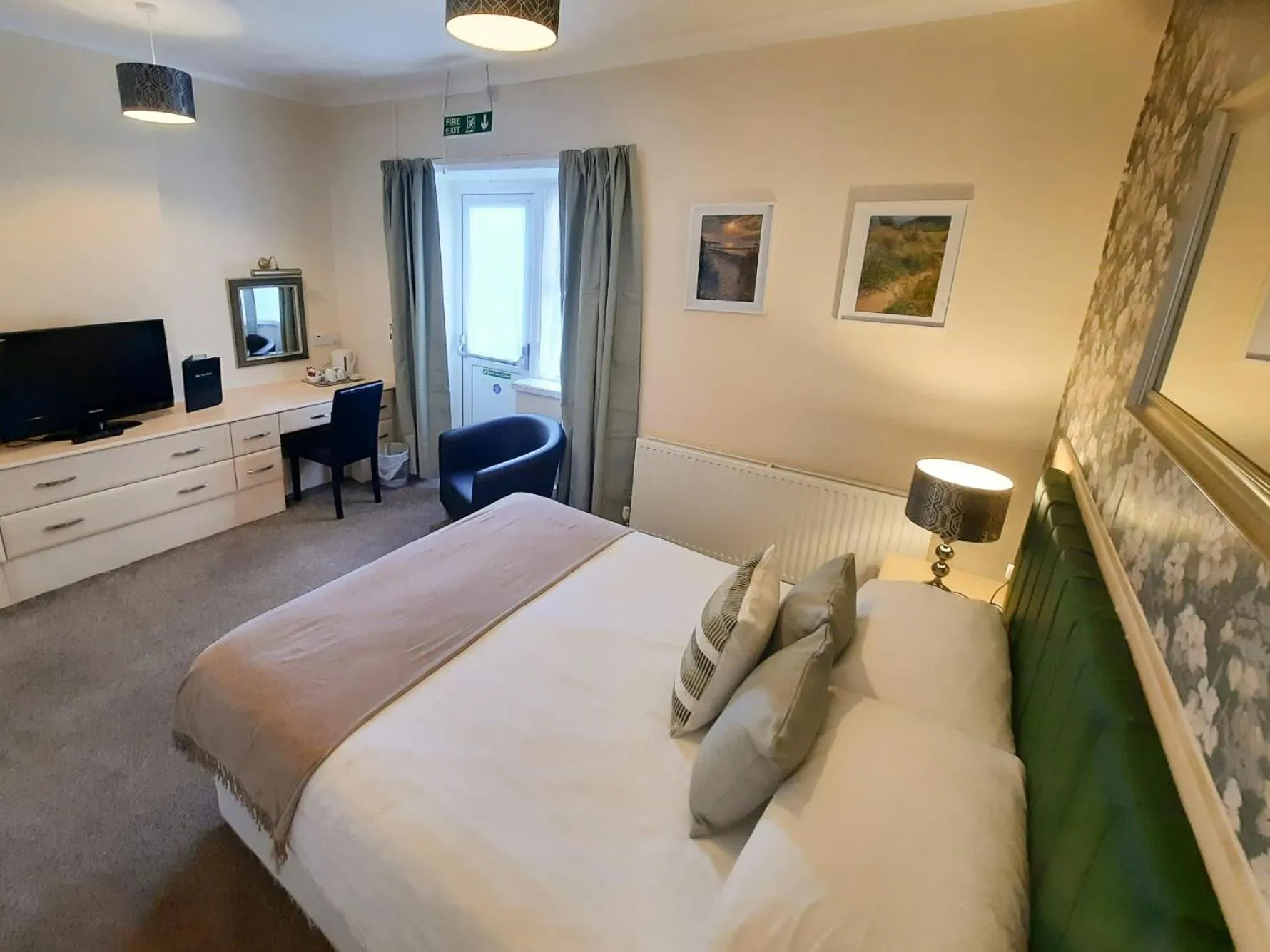 Bedroom, Bed in Hen Dy