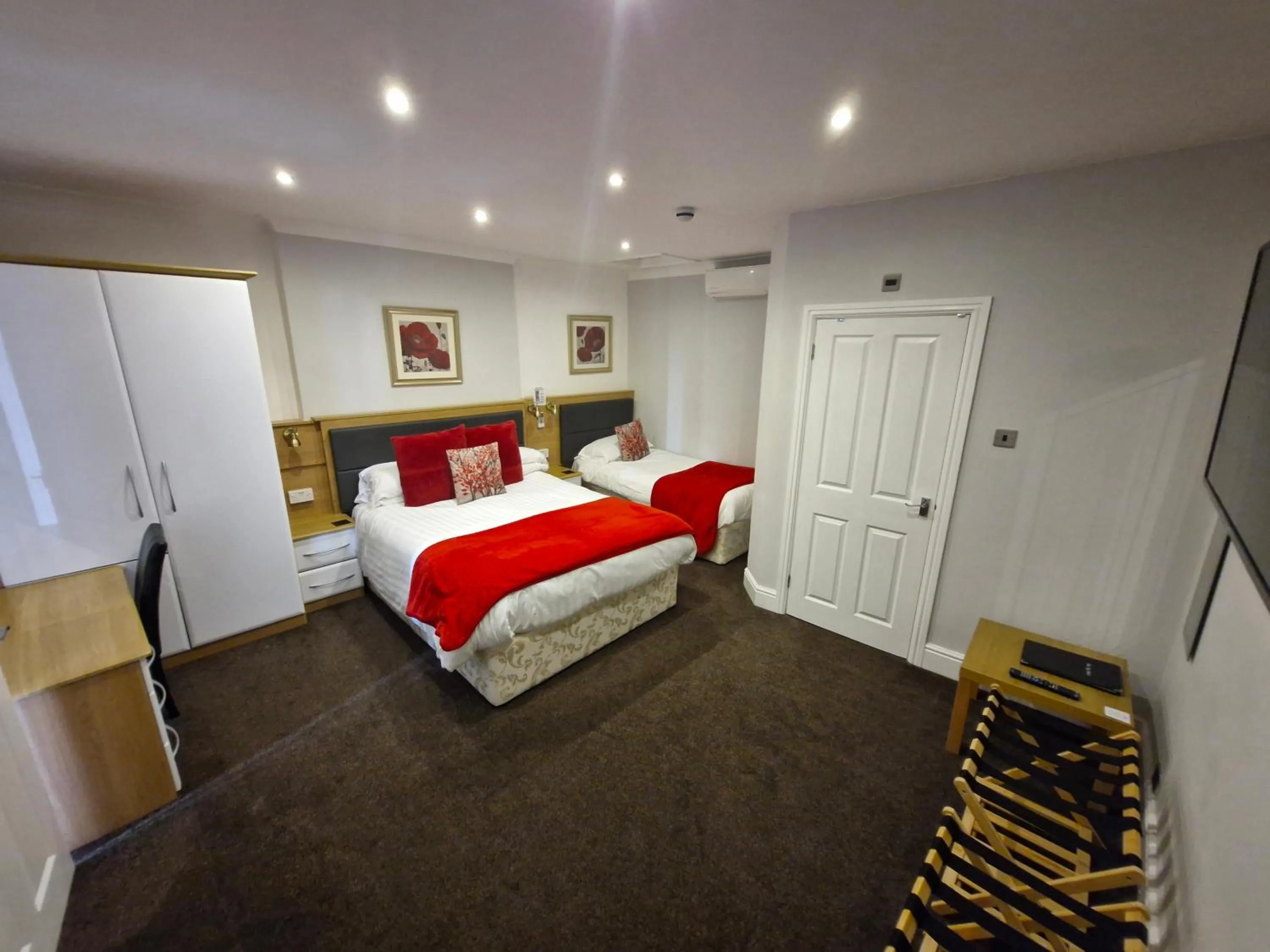 Bedroom, Bed in Hen Dy