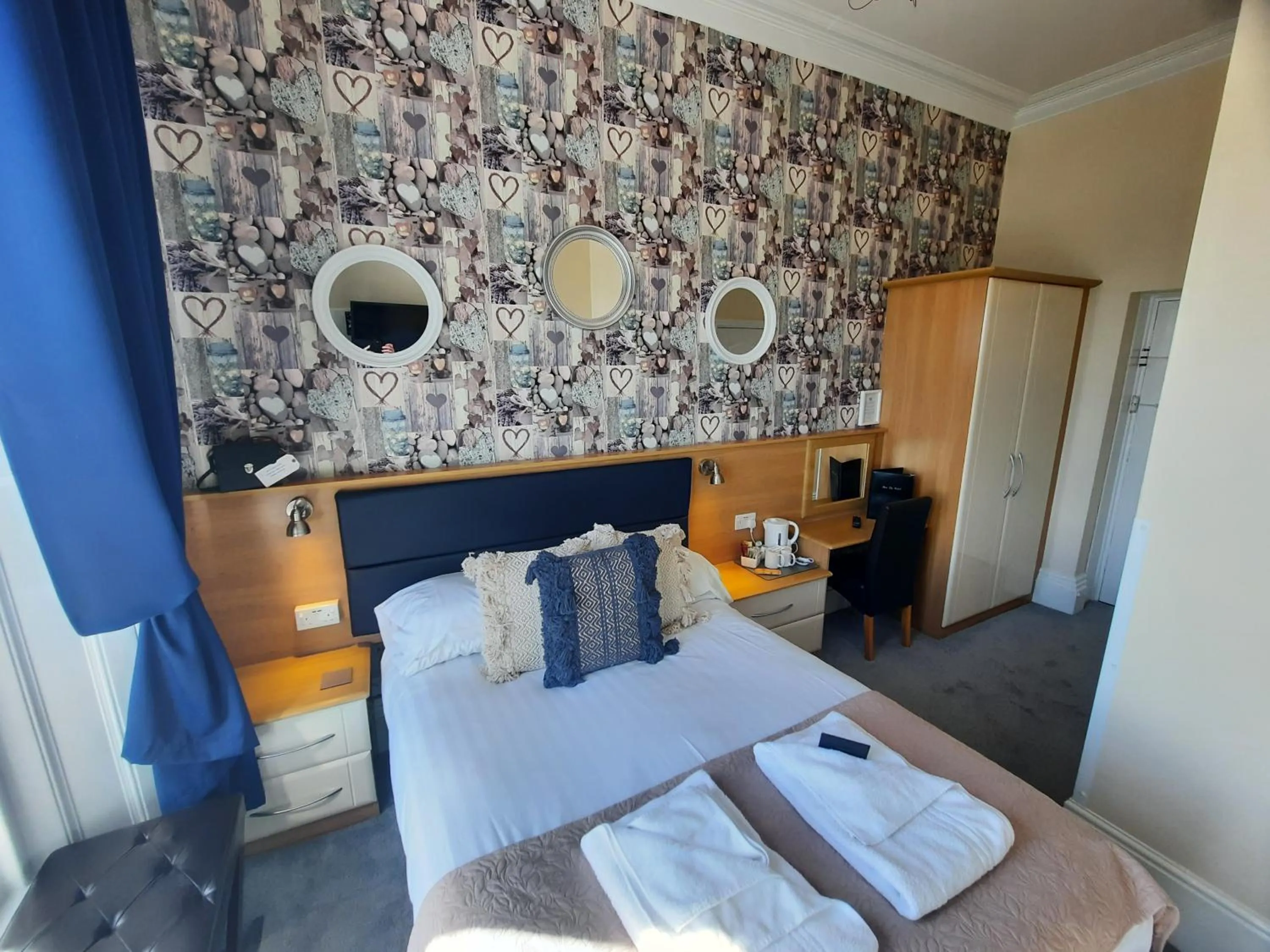 Bedroom, Bed in Hen Dy