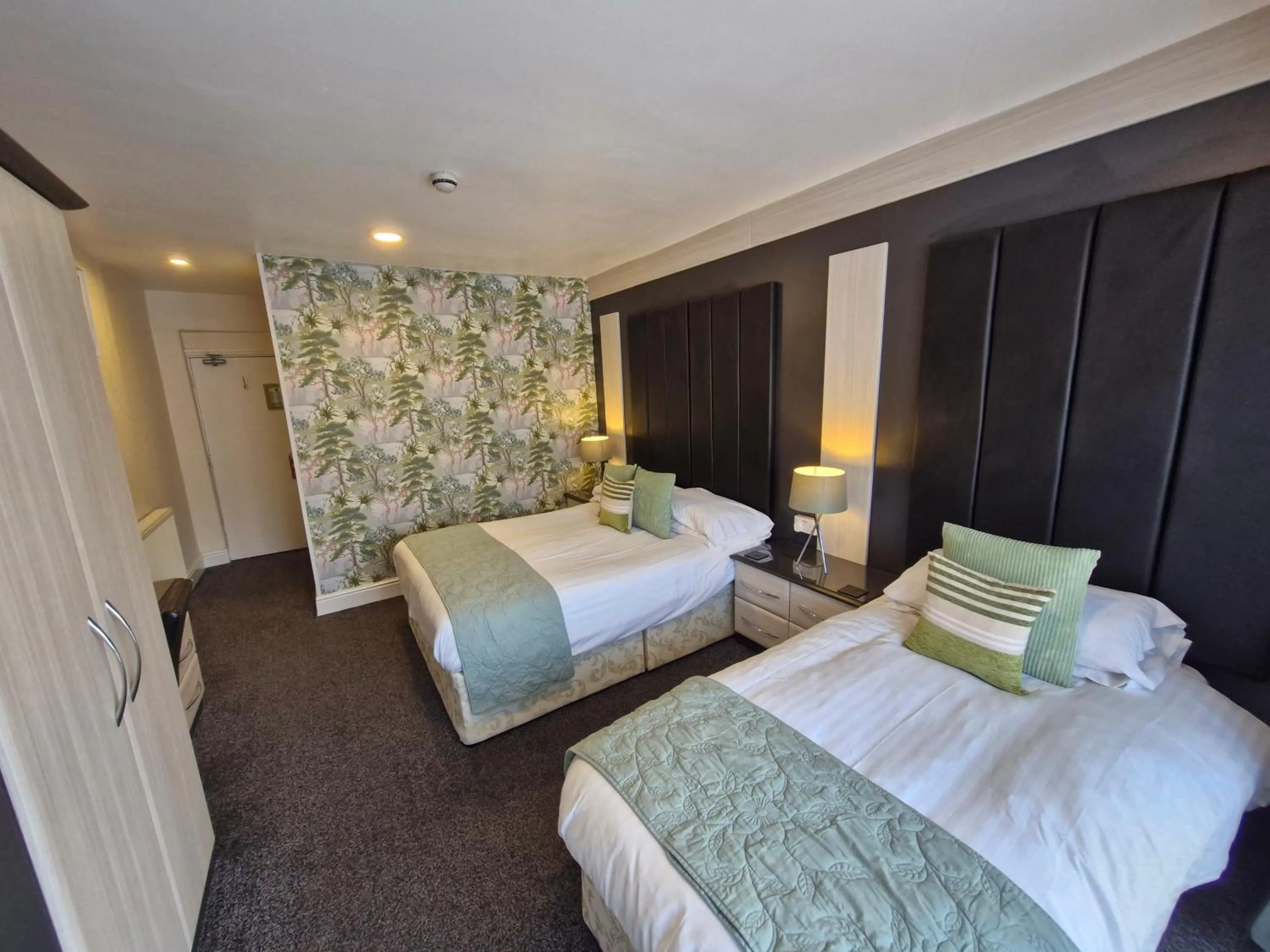 Bedroom, Bed in Hen Dy