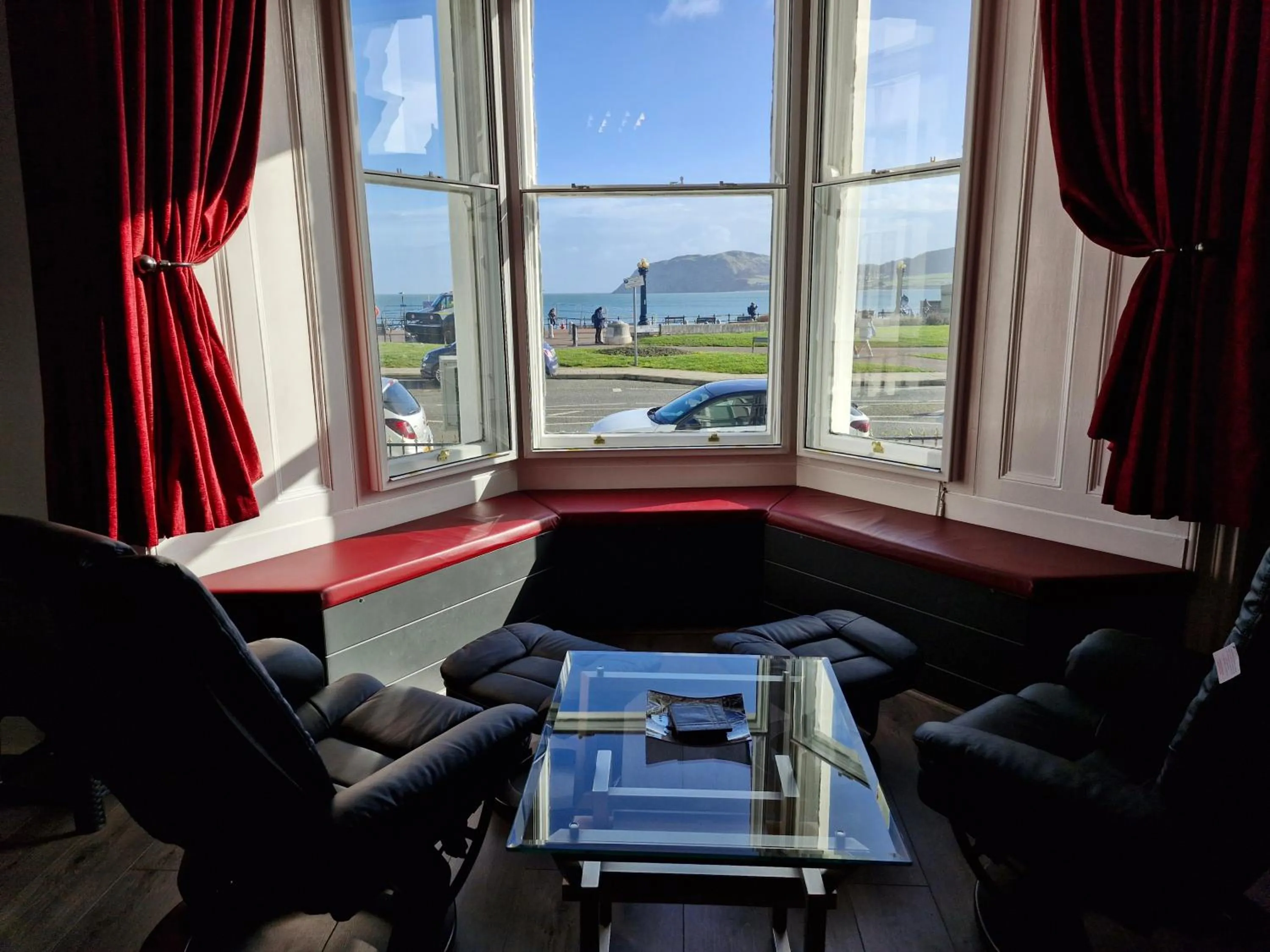 Seating area in Hen Dy