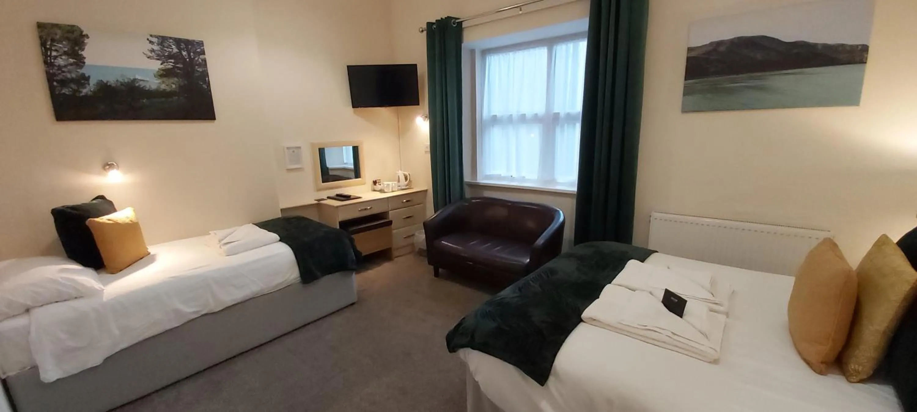 Bedroom, Bed in Hen Dy