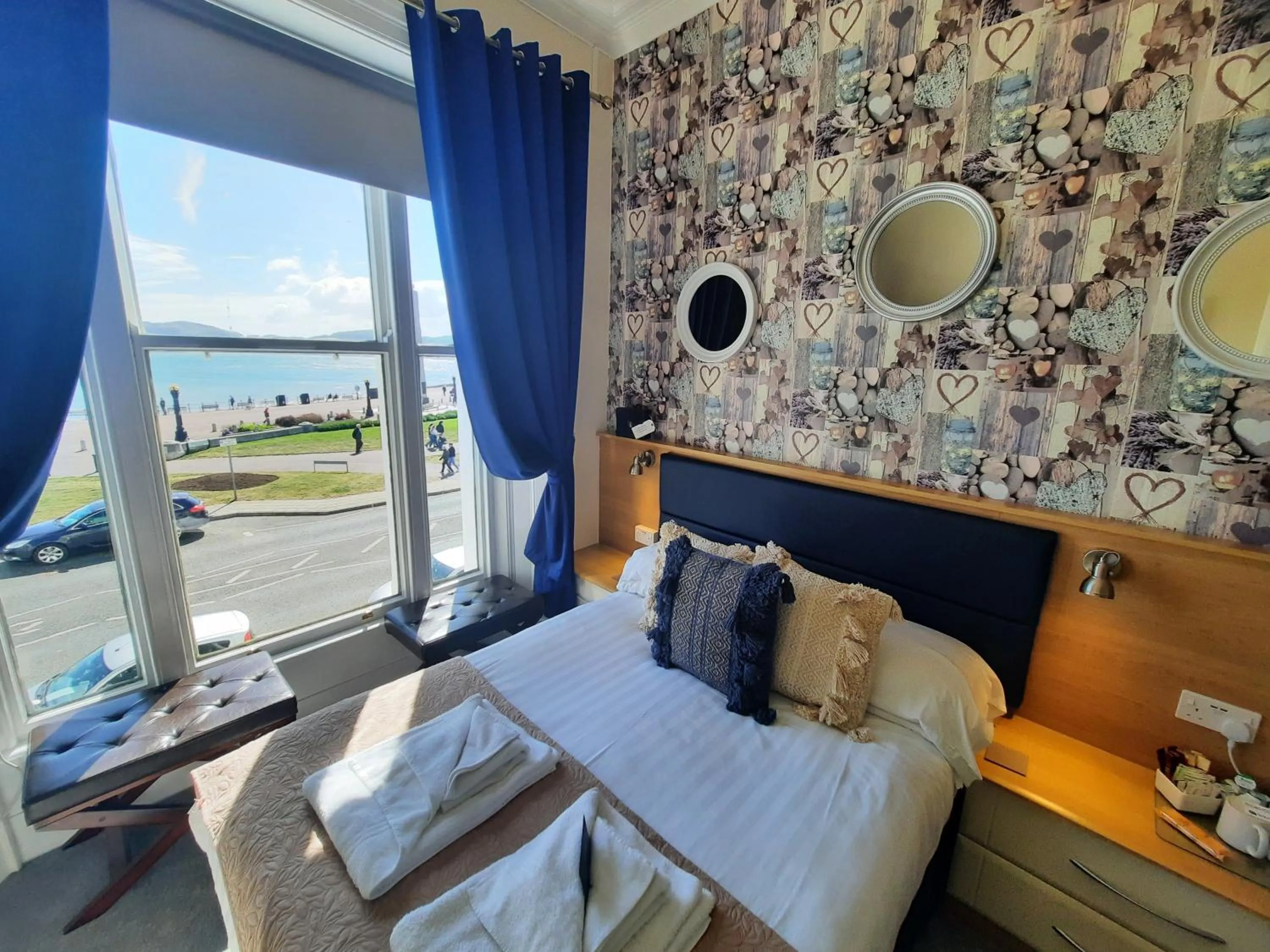 Bedroom, Bed in Hen Dy