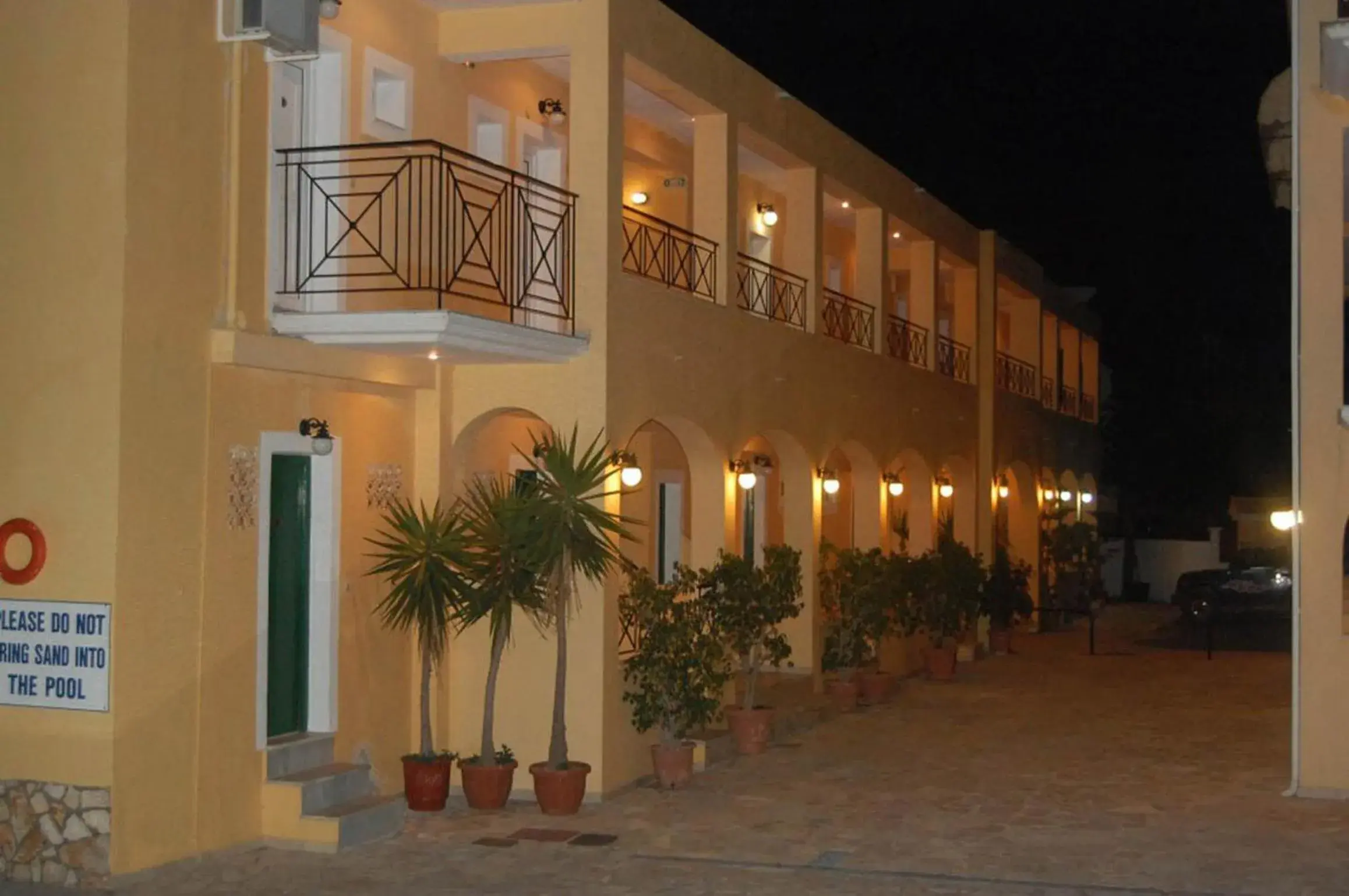 Facade/entrance in Complex Lemon Grove Facade/entrance in Complex Lemon Grove
