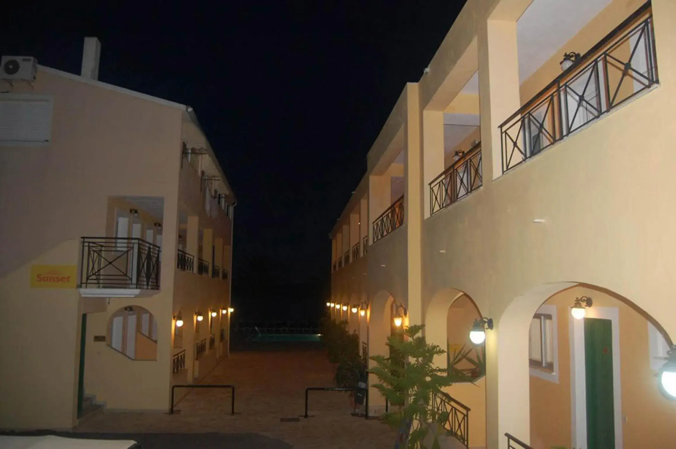 Facade/entrance in Complex Lemon Grove Facade/entrance in Complex Lemon Grove