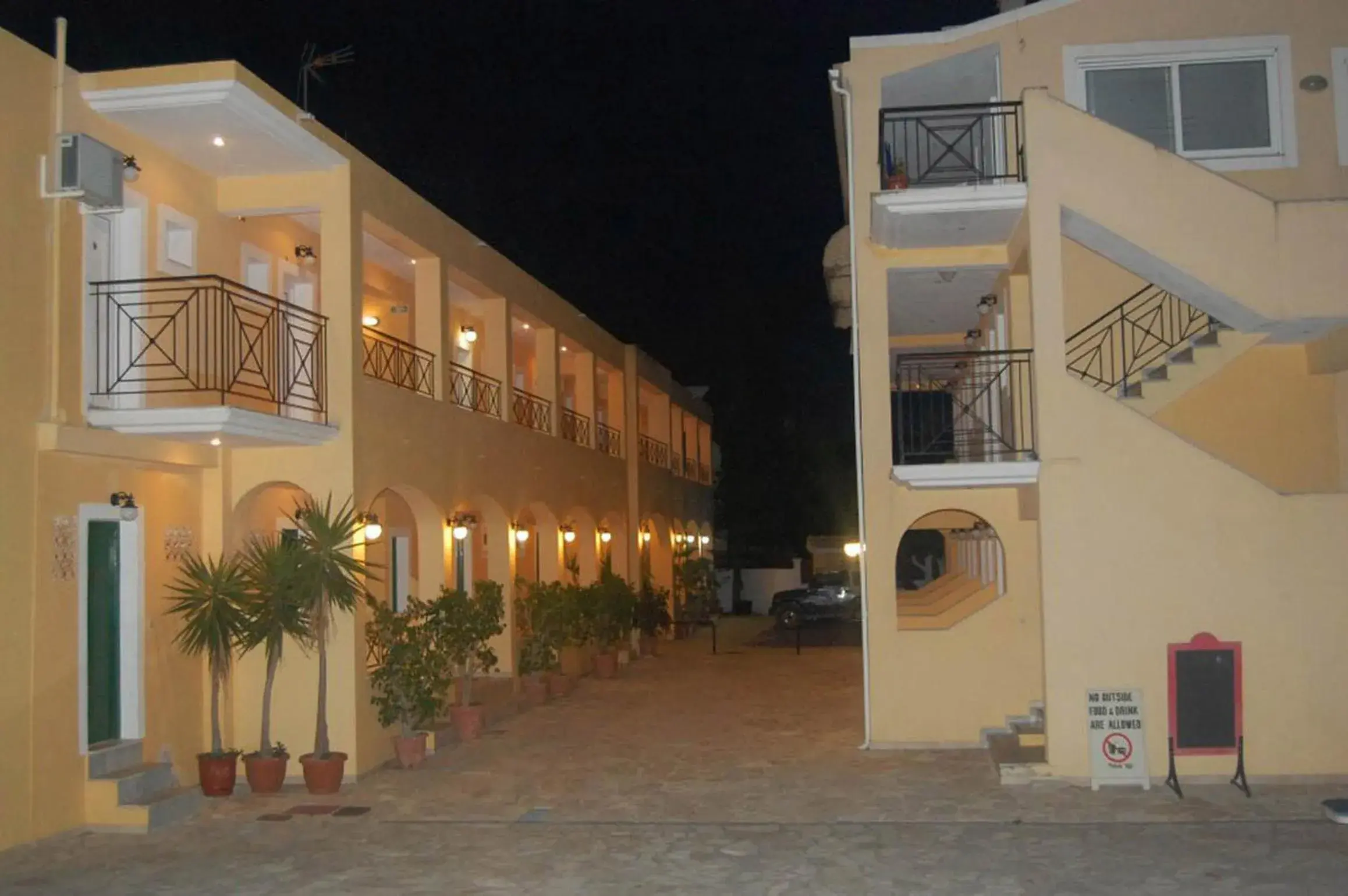 Facade/entrance in Complex Lemon Grove Facade/entrance in Complex Lemon Grove