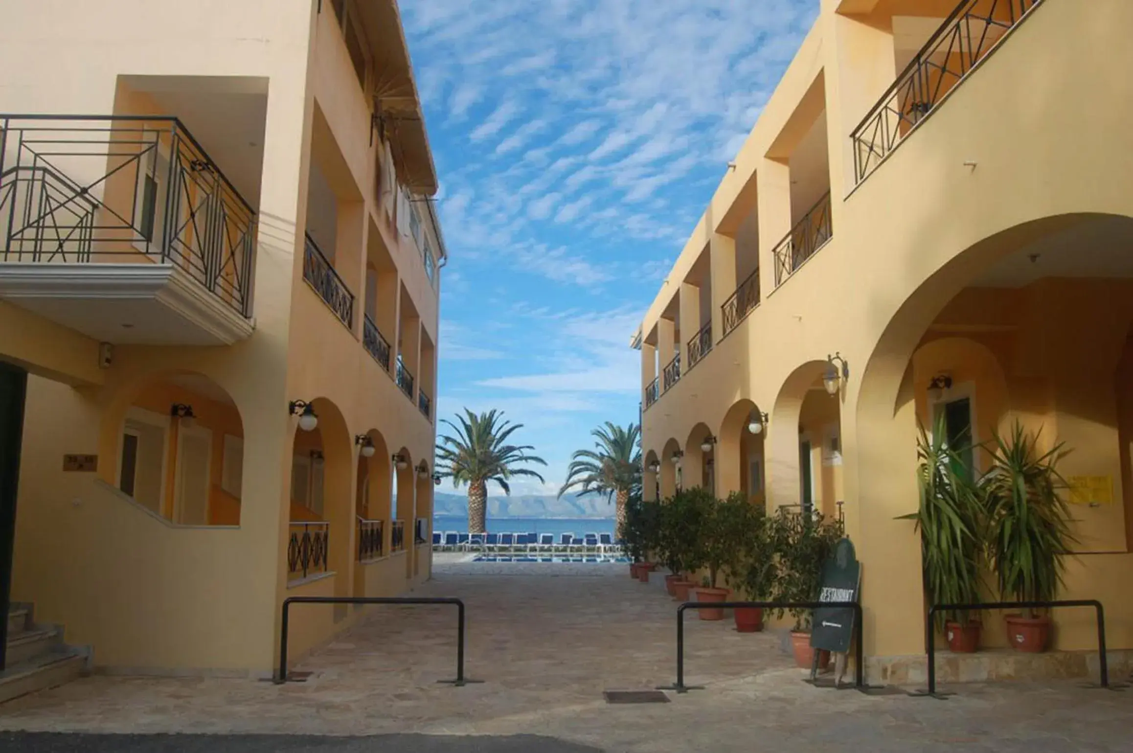 Facade/entrance in Complex Lemon Grove Facade/entrance in Complex Lemon Grove