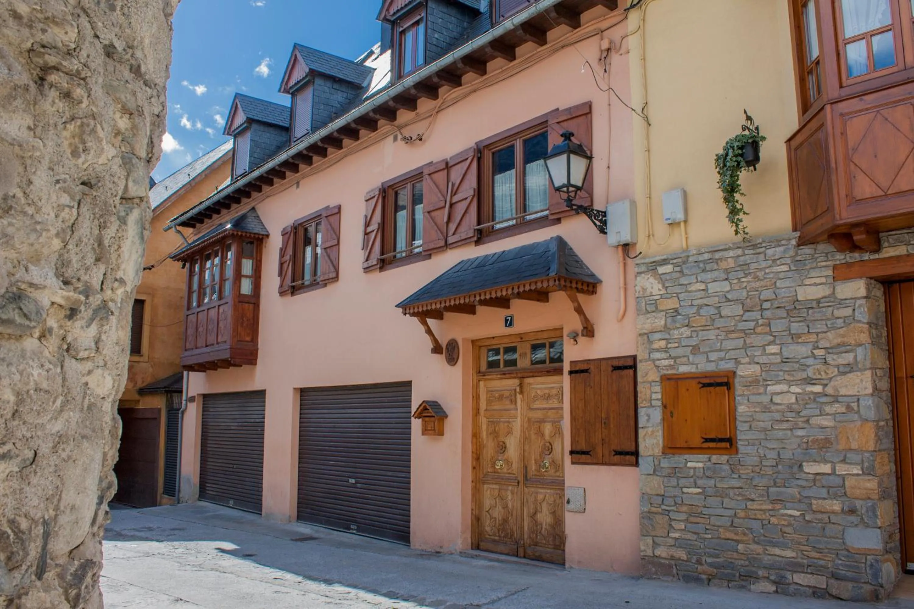 Facade/entrance in Desde Ton II