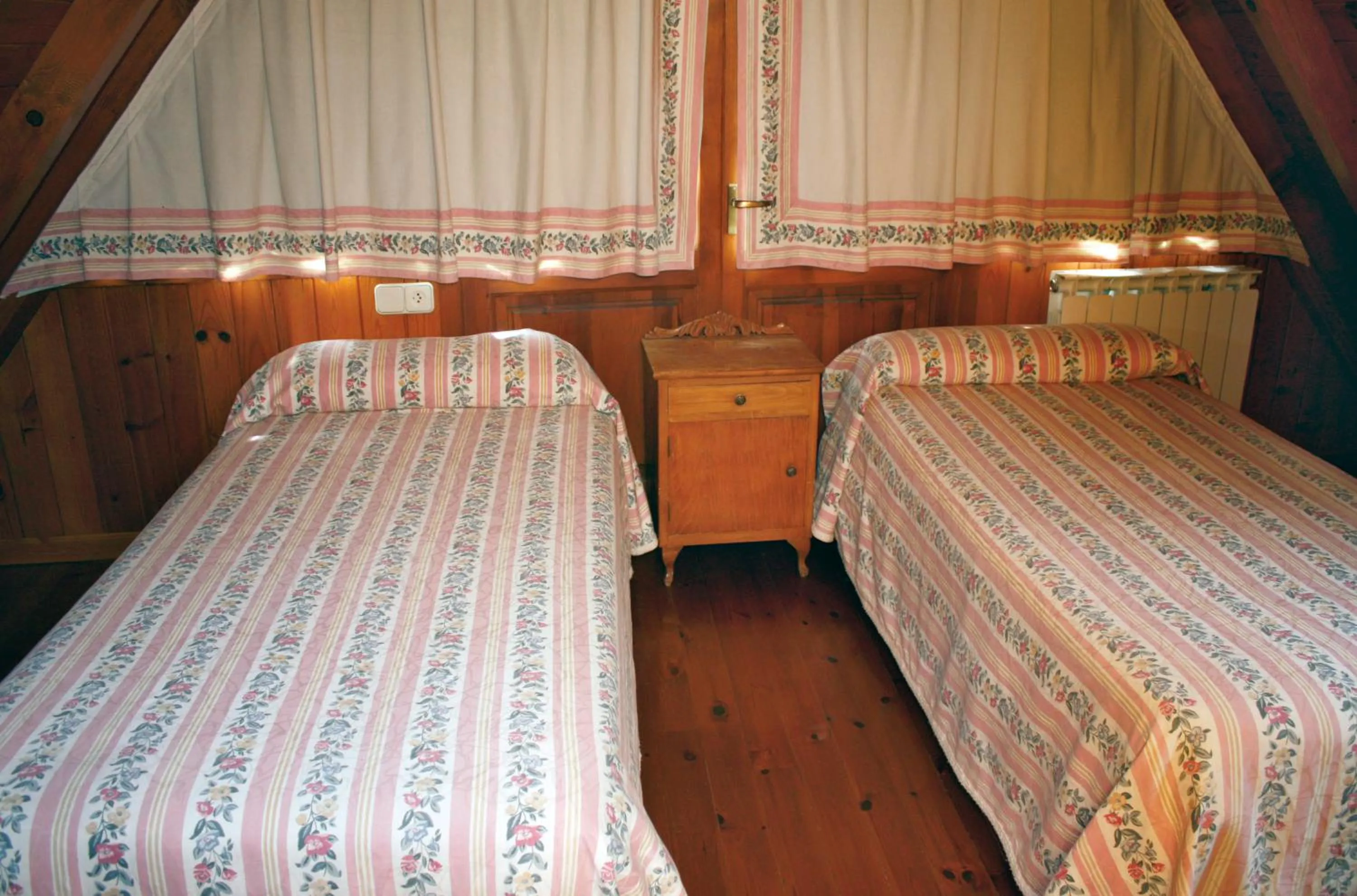 Bedroom, Bed in Desde Ton II