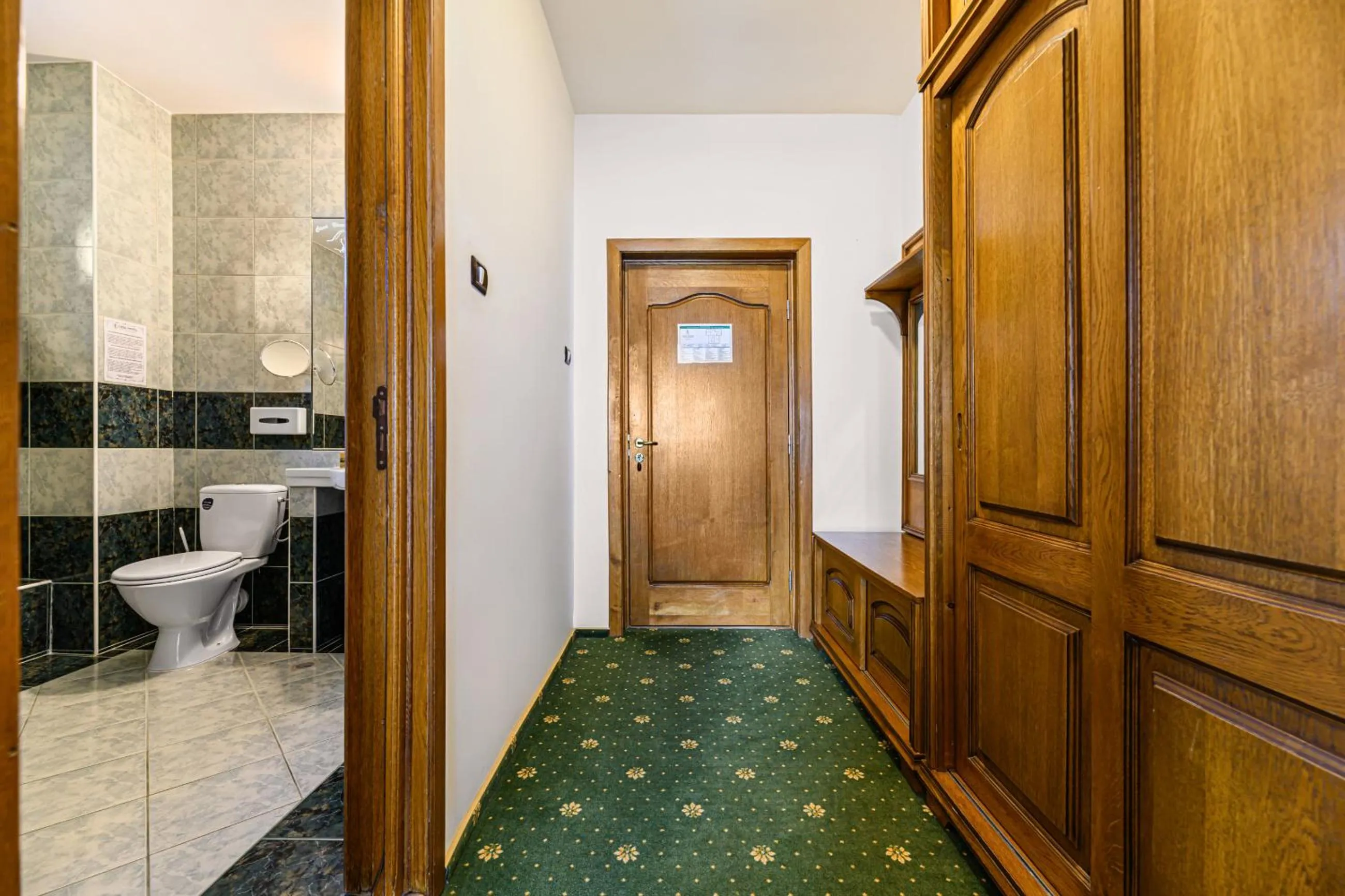 Toilet in Hotel Casa Viorel jacuzzi & saunas