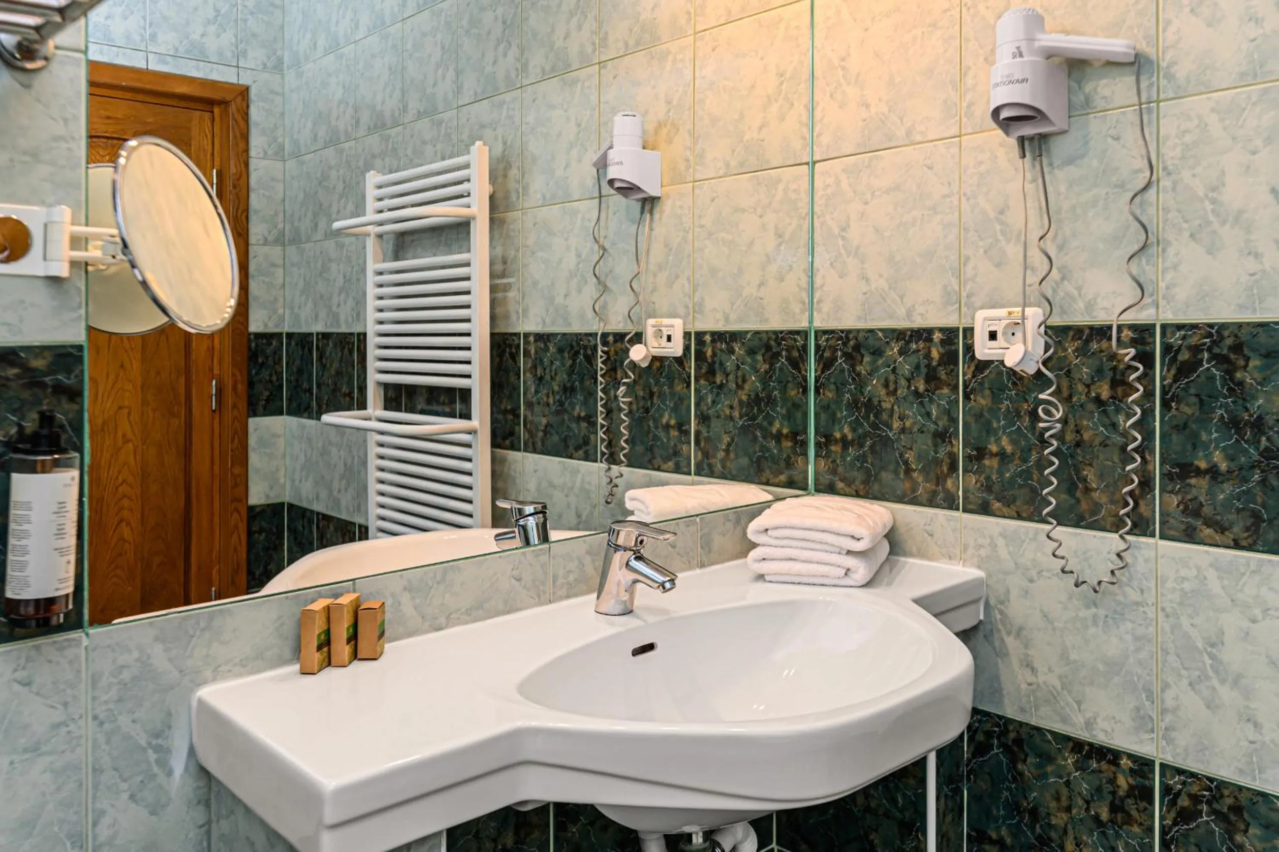 Bathroom in Hotel Casa Viorel jacuzzi & saunas